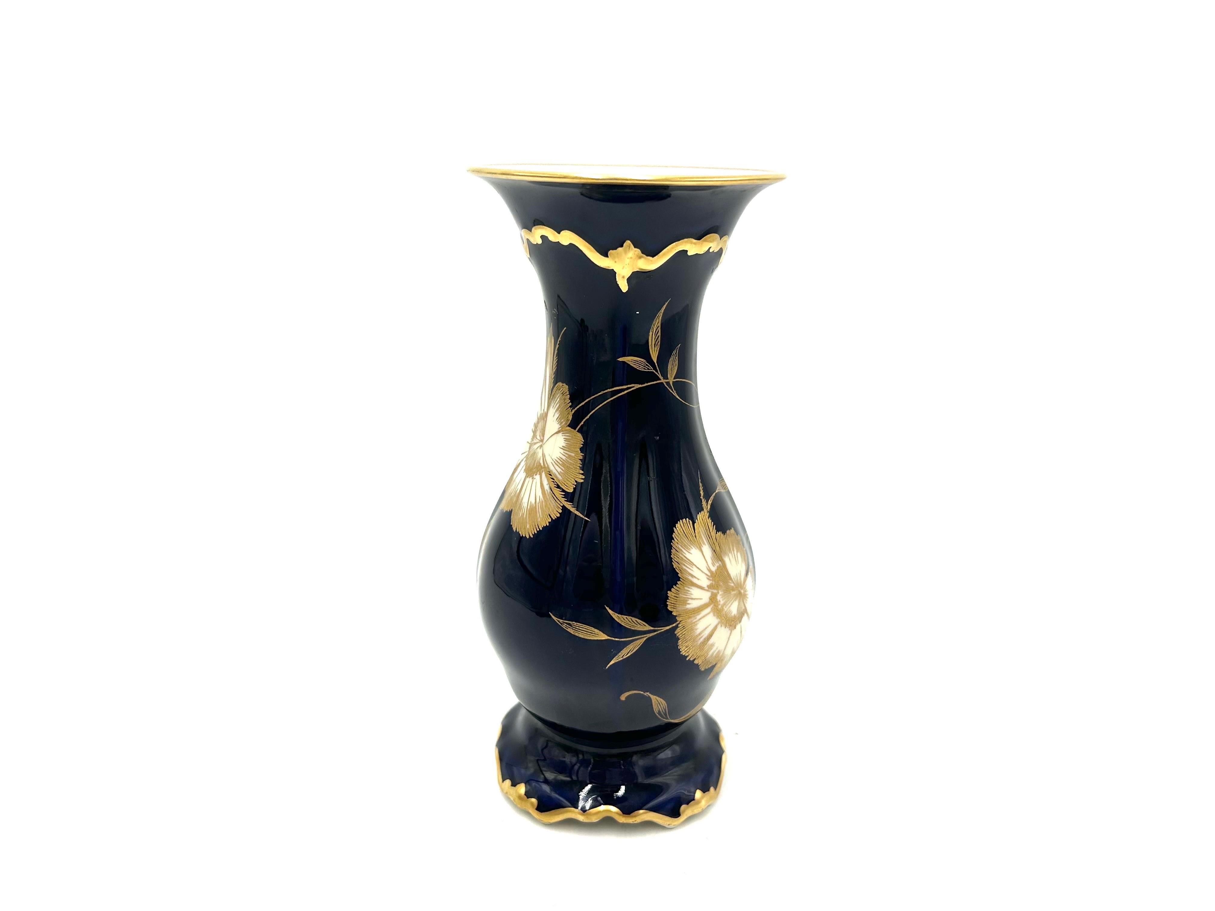 Porcelain vase from the Pompadour collection, made in Germany by the excellent Rosenthal label. Ecru porcelain decorated in the echt cobalt technique, with a motif of golden flowers on a navy blue background. The product is marked with a mark from