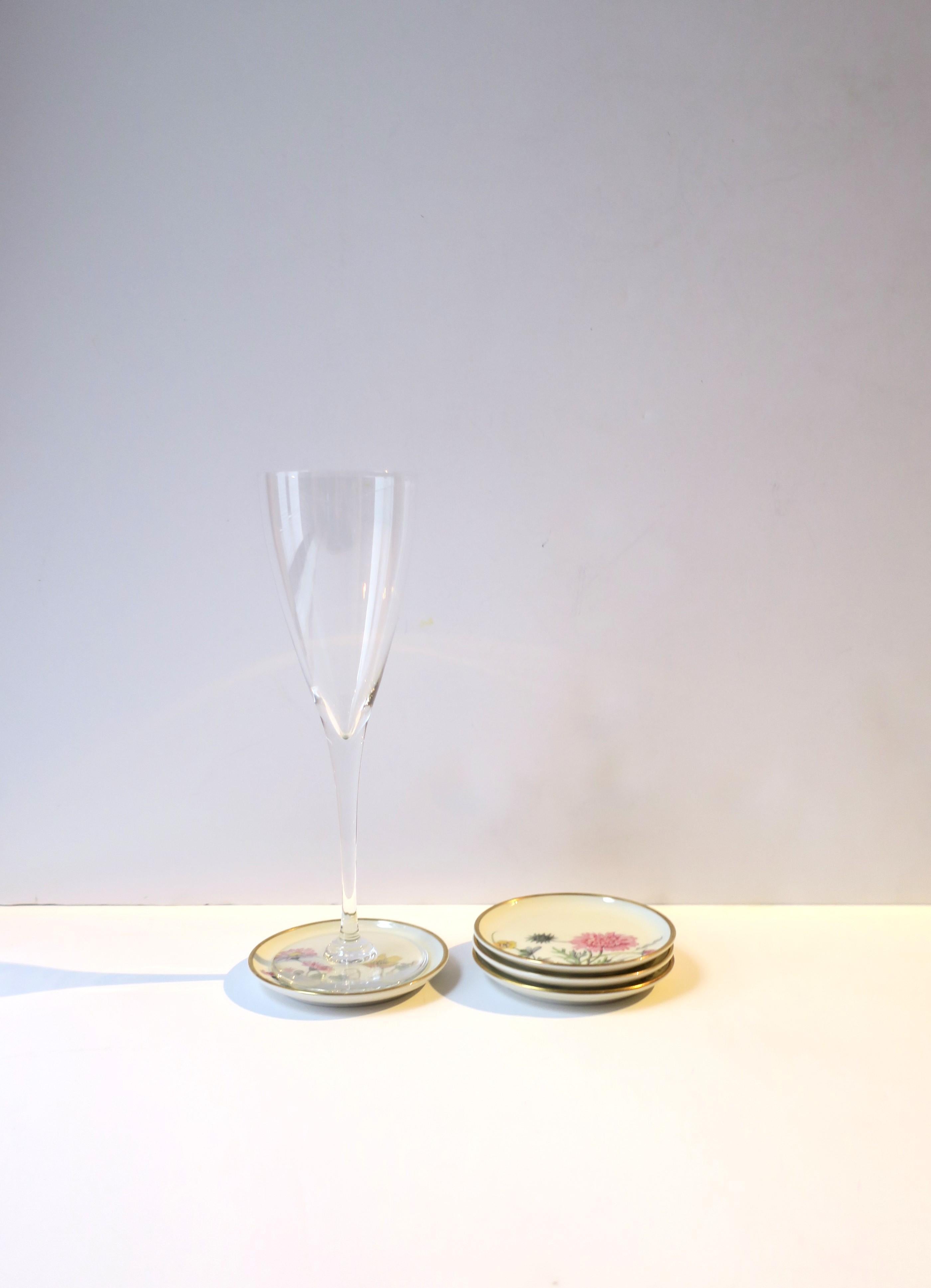 Porzellan-Cocktail-Getränkeuntersetzer in botanischem Design in Rosa, Gelb und Blau, 4er-Set im Zustand „Hervorragend“ im Angebot in New York, NY