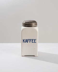 Porzellan-Kaffeekanne mit Metall-Deckel