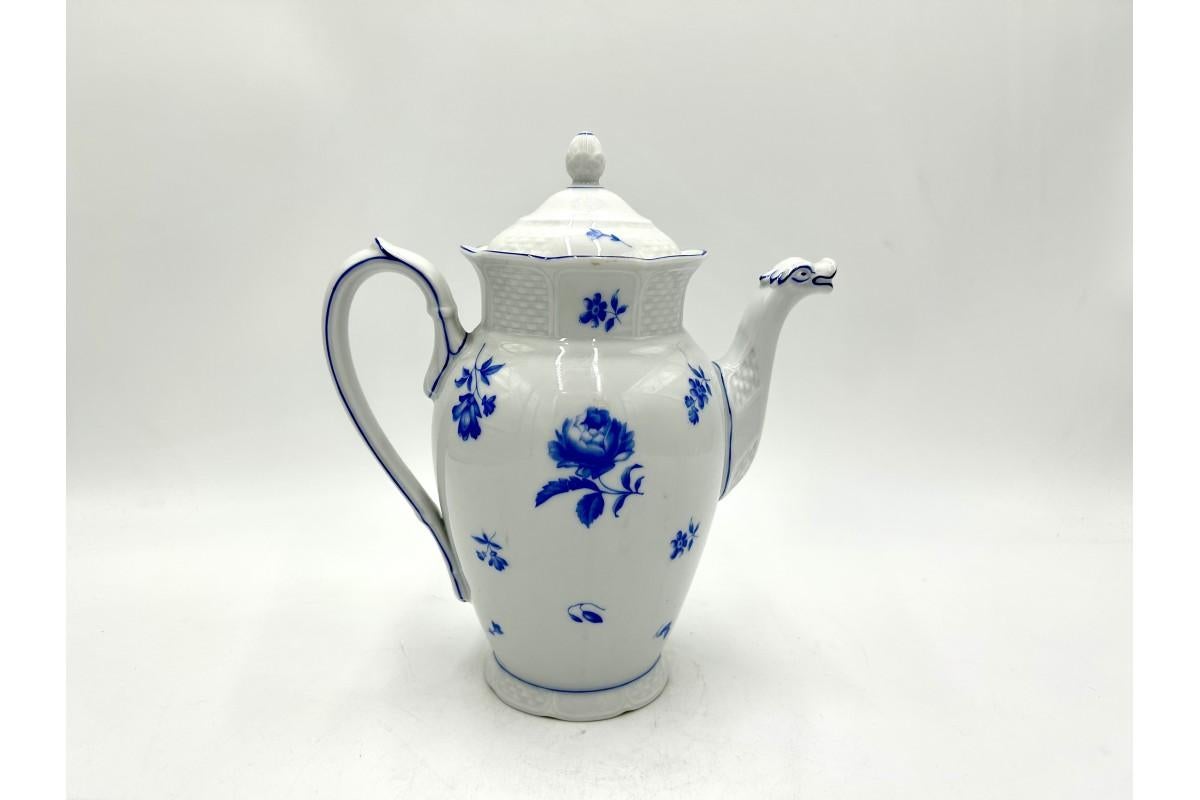 A white porcelain jug decorated with a motif of blue flowers

Produced by the German Rosenthal label in Germany in the 1940s.

Very good condition, no damage

height 22cm width 21cm diameter 10cm