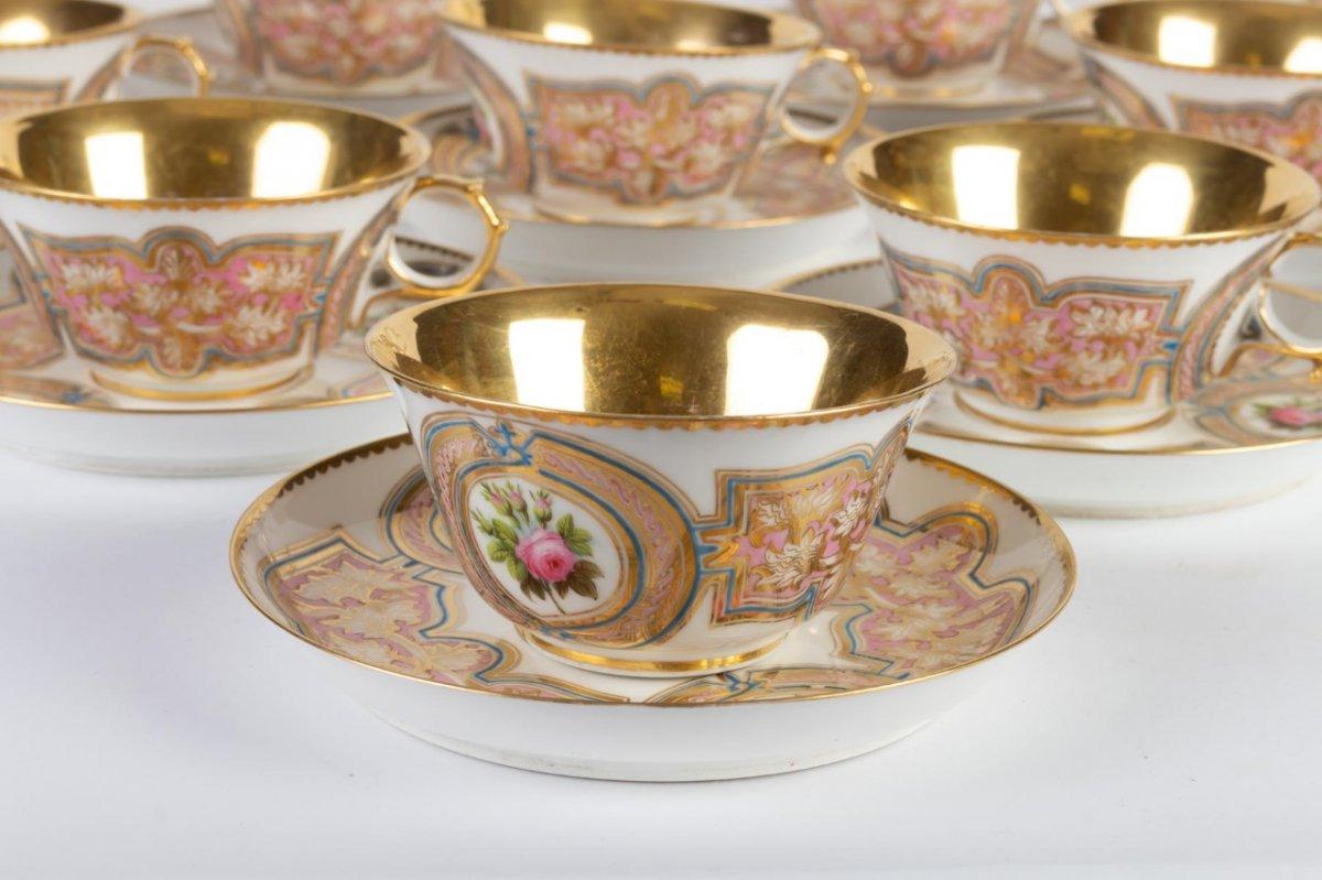 Porcelain coffee or tea set comprising a tea pot, a coffee pot, a sugar bowl, a milk jug, a fine chocolate dish and a suite of twelve cups and their saucers.
Painted scenes of beautiful quality with flowery decoration on the outside, cups and dish