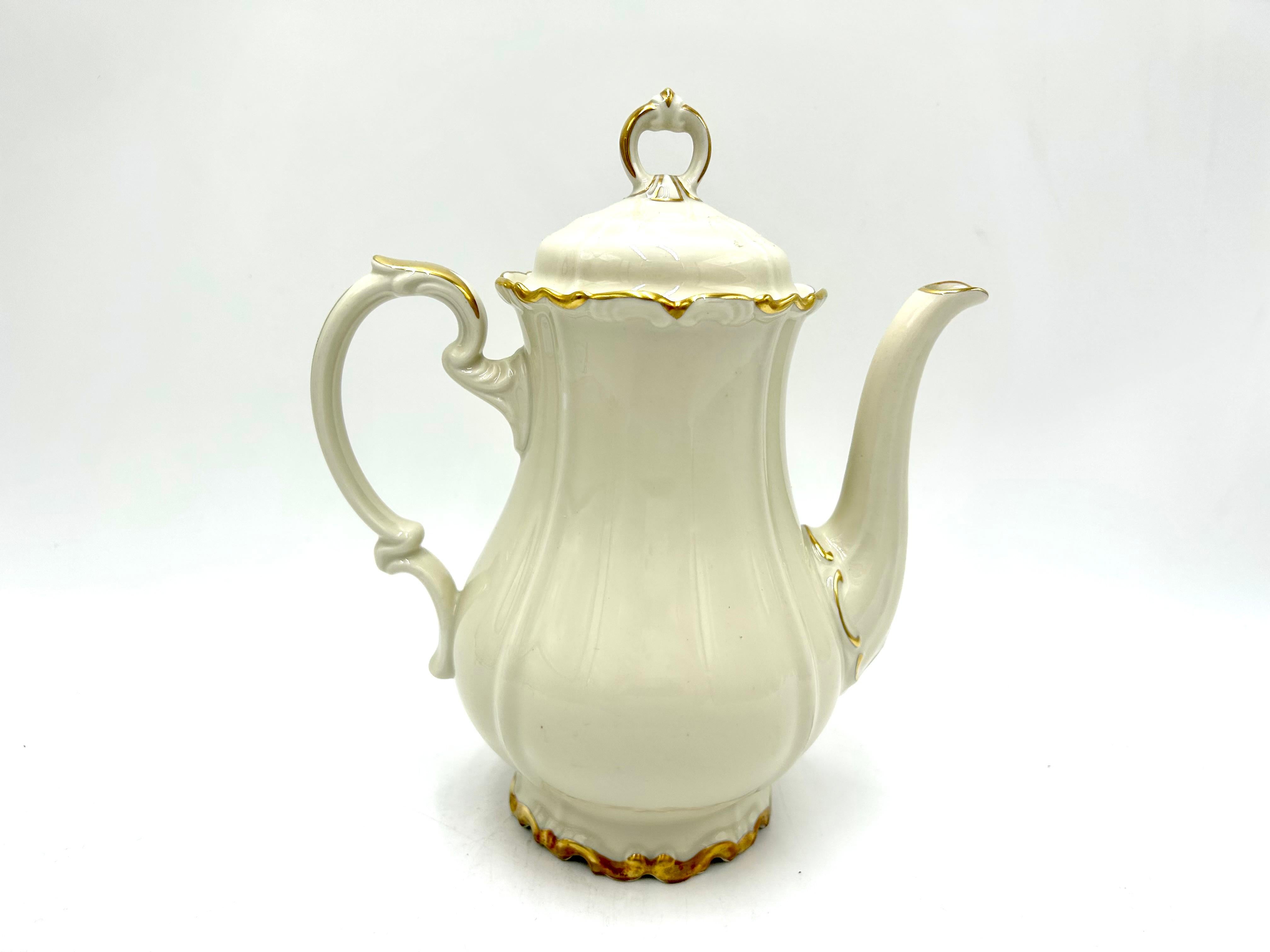 Classic and elegant coffee pot in ivory color decorated with gilding on the edges.

Made in Germany by Edelstein Bavaria, a product from the Maria Theresa series.

Very good condition, no damage

Height 22.5 cm width 20.5 cm depth 10.5 cm.