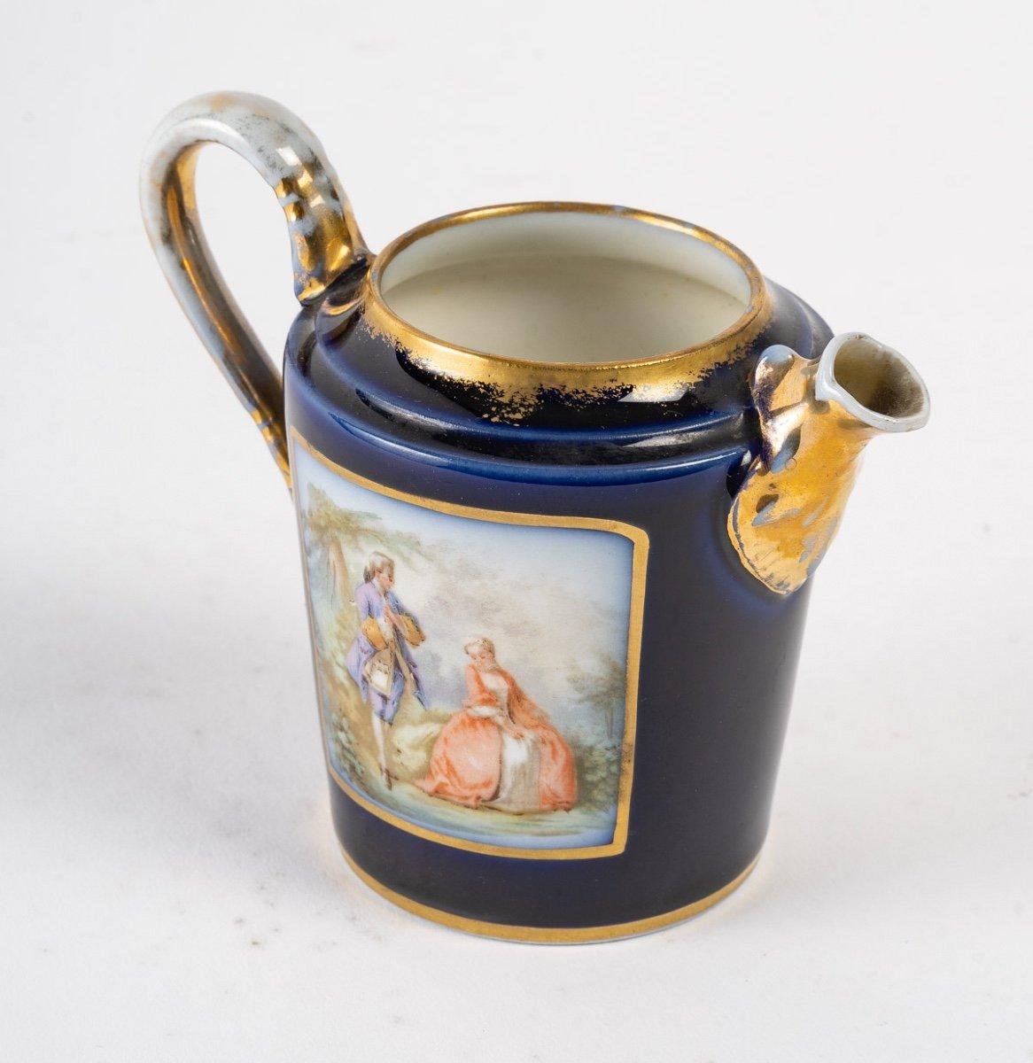 Porcelain coffee service in the Sèvres taste
Late 19th century.
Measures: H: 16 cm, W: 46 cm, D: 33 cm.