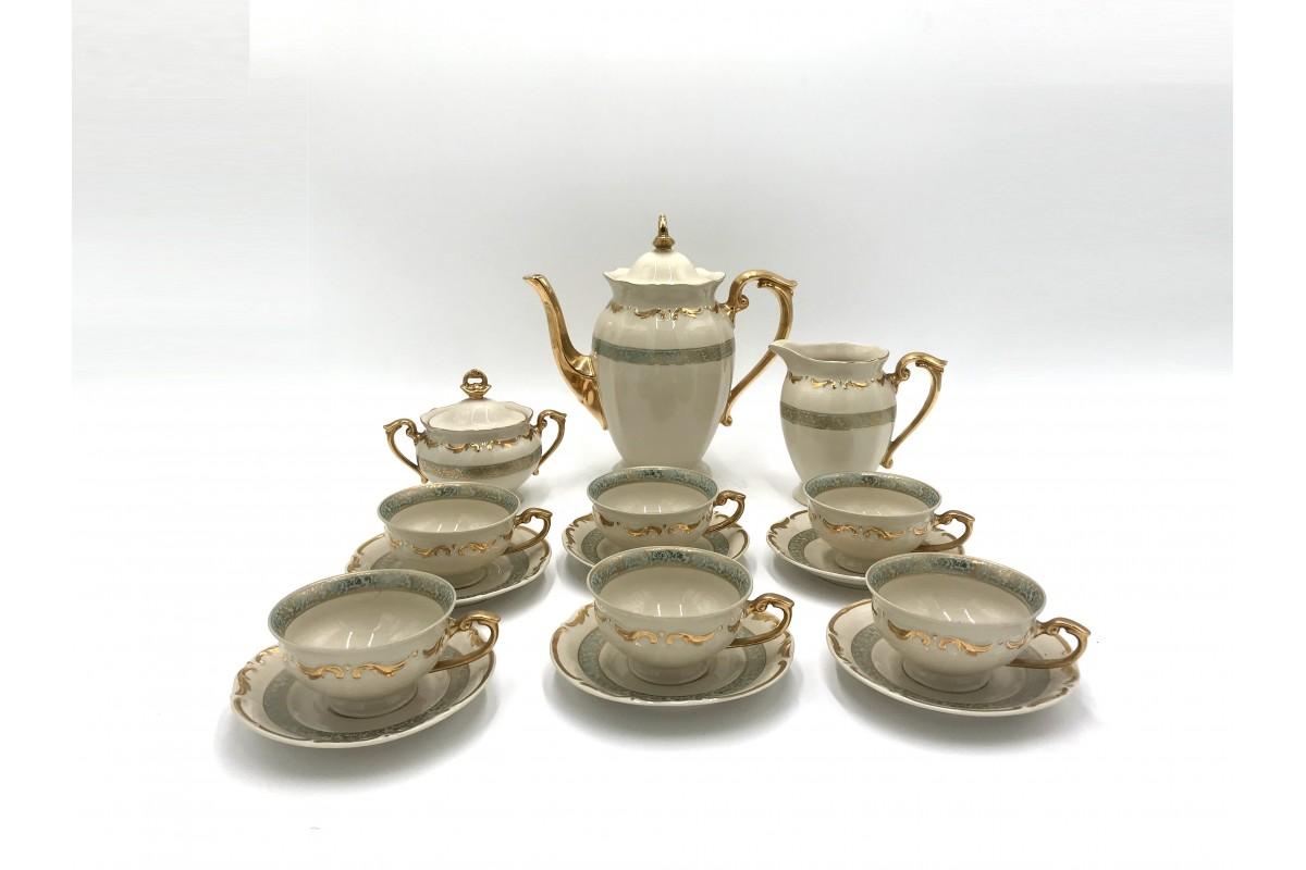Porcelain coffee service consisting of a jug, milk jug, sugar bowl, 6 saucers and 6 cups.

Service in very good condition, no damage. Service in a shade of beige with a beautiful decor and gilding.

Measures: Jug: height 24 cm, diameter 12 cm.