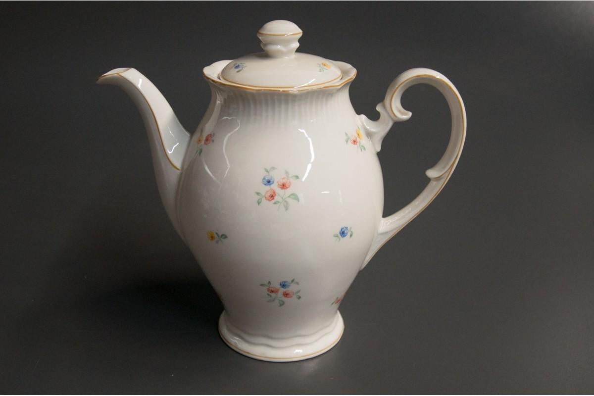 Porcelain coffee / tea service, signed Giesche.

In good condition.

Dimensions: jug, height 22 cm, width 24 cm, depth 11 cm

Sugar bowl, height: 11 cm, width: 18 cm, depth: 14 cm

Milk jug, height: 11 cm, width: 15 cm, depth: 11 cm

Plate
