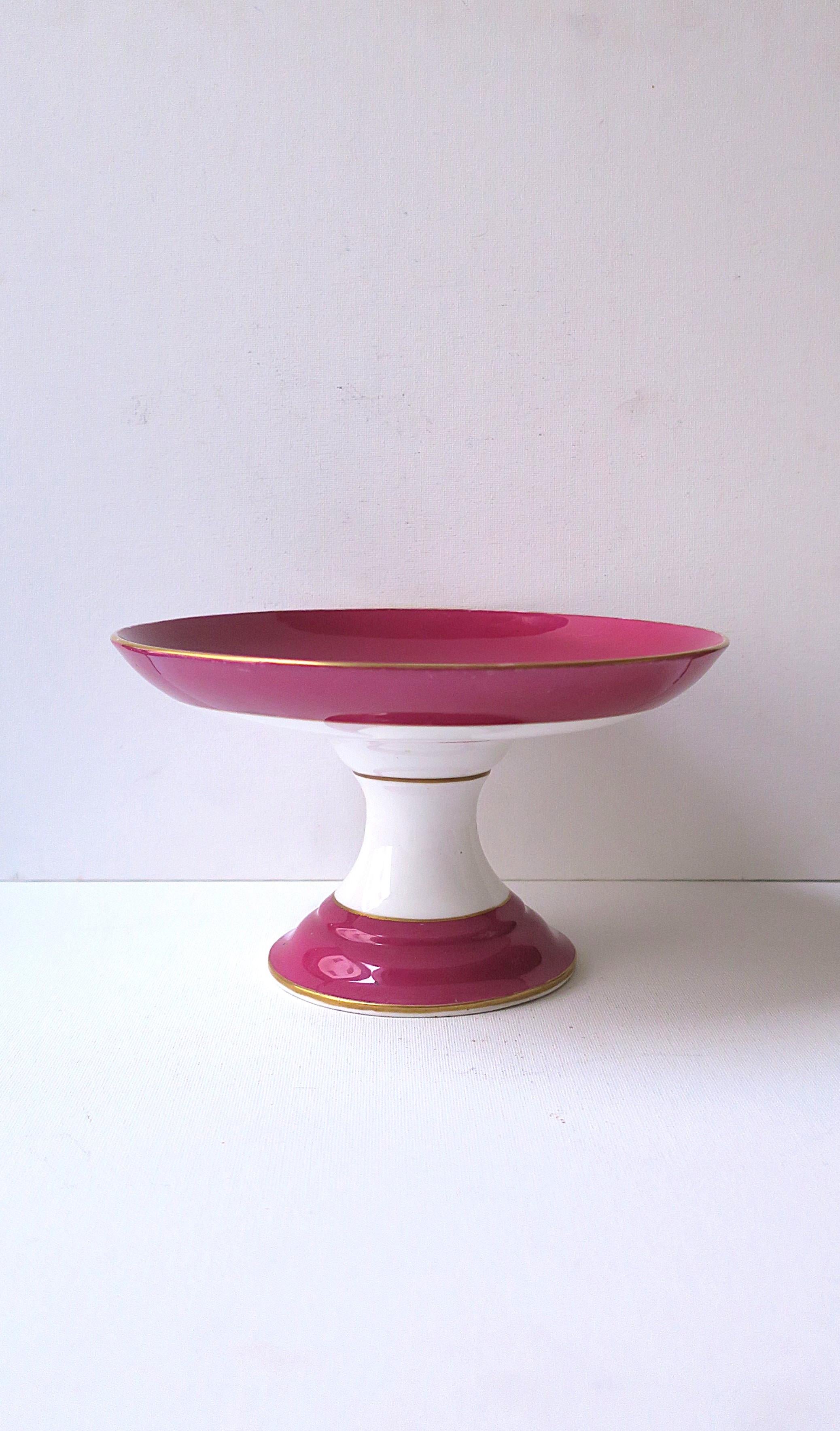 Una bellissima tazza con piedistallo in porcellana europea (probabilmente francese o tedesca), risalente all'inizio del XX secolo, in Europa (Francia, Germania). Il pezzo è in porcellana bianca con disegni in rosa magenta e oro. Bellissimo per