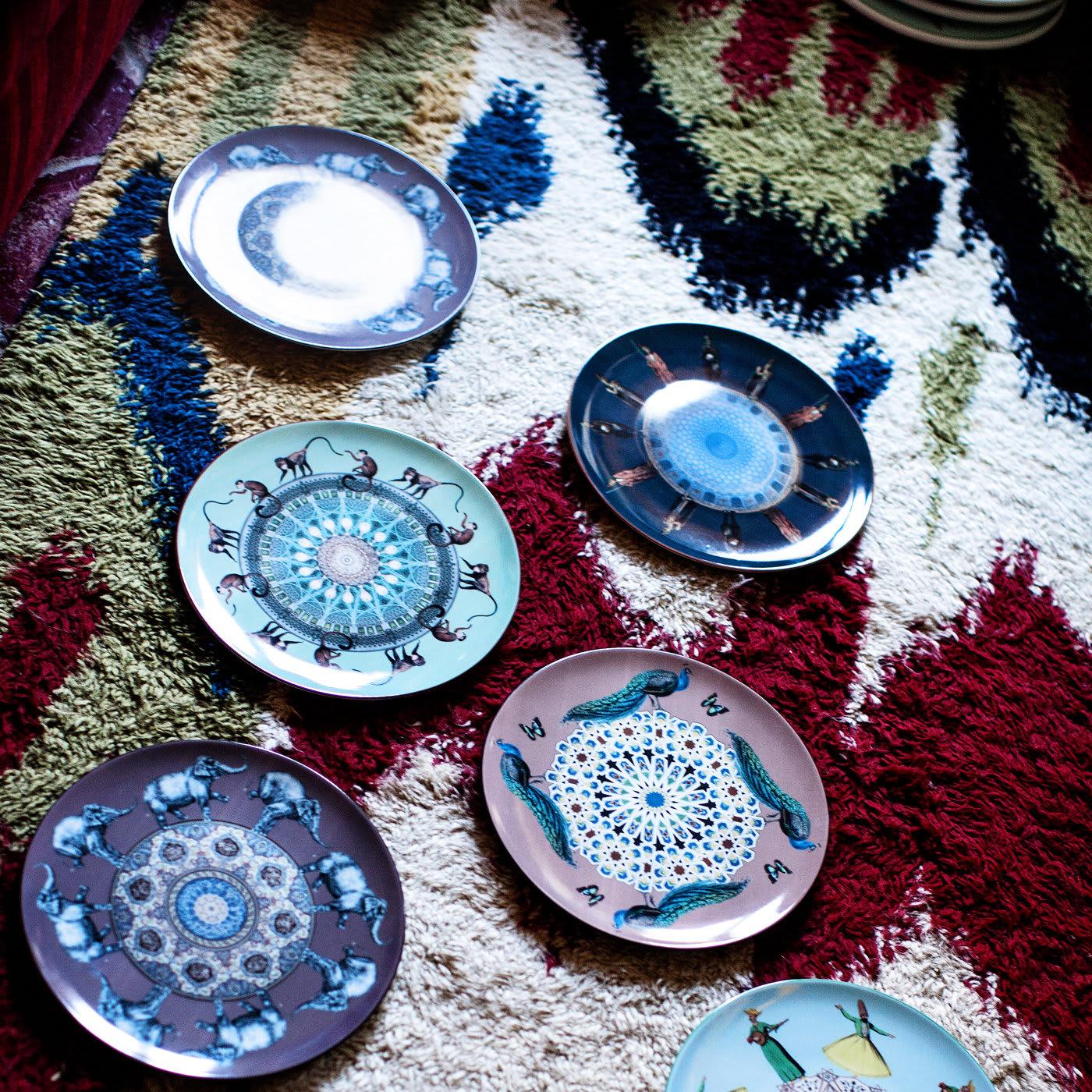 Inspirado en la fastuosa elegancia del imperio otomano, este plato de porcelana forma parte de una serie limitada de 100 piezas y seis diseños diferentes, cada uno de los cuales rinde homenaje a un aspecto de la cultura de Constantinopla. En este