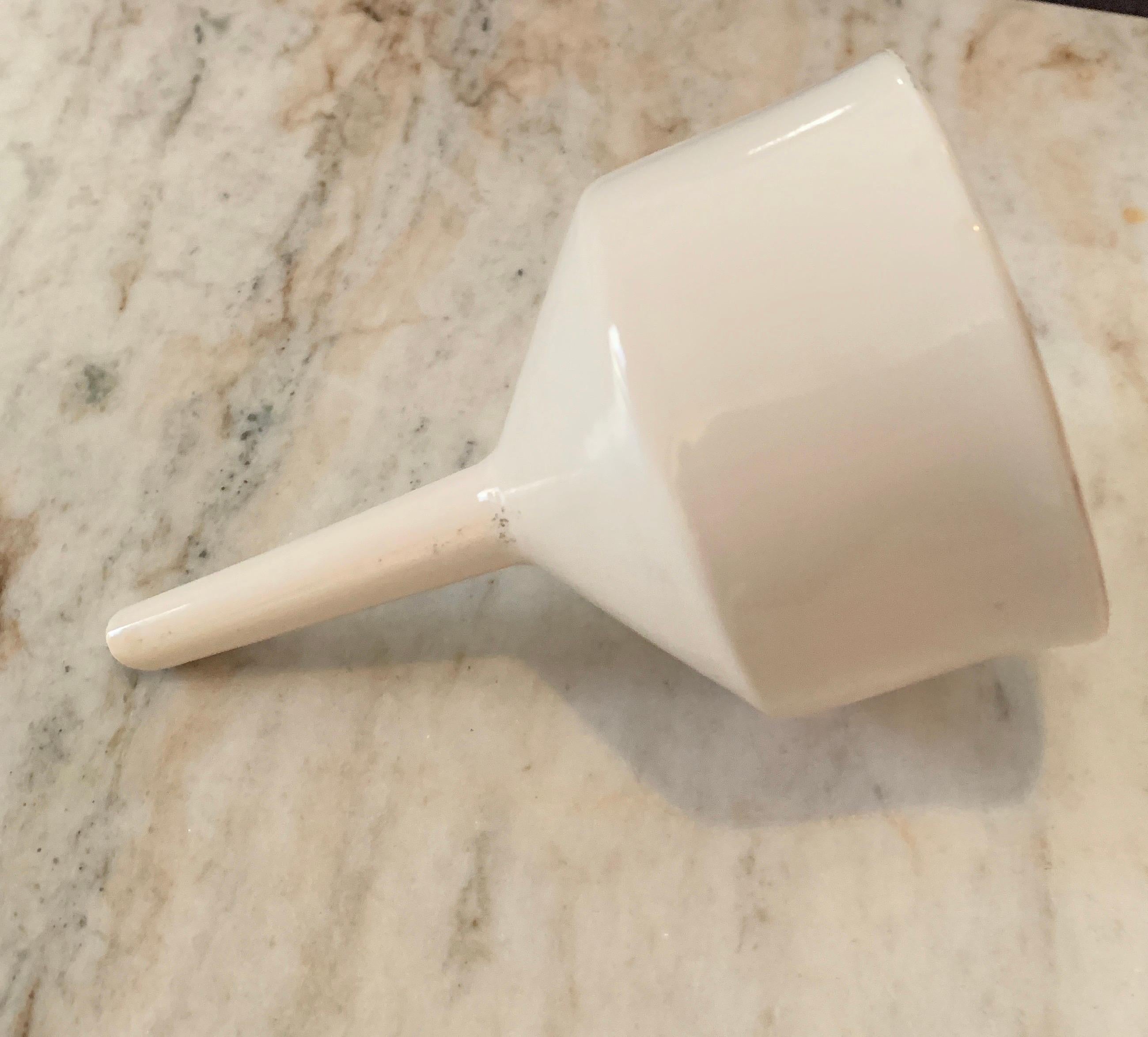 Embudo de porcelana Coors Pottery ca 1930 en venta 2