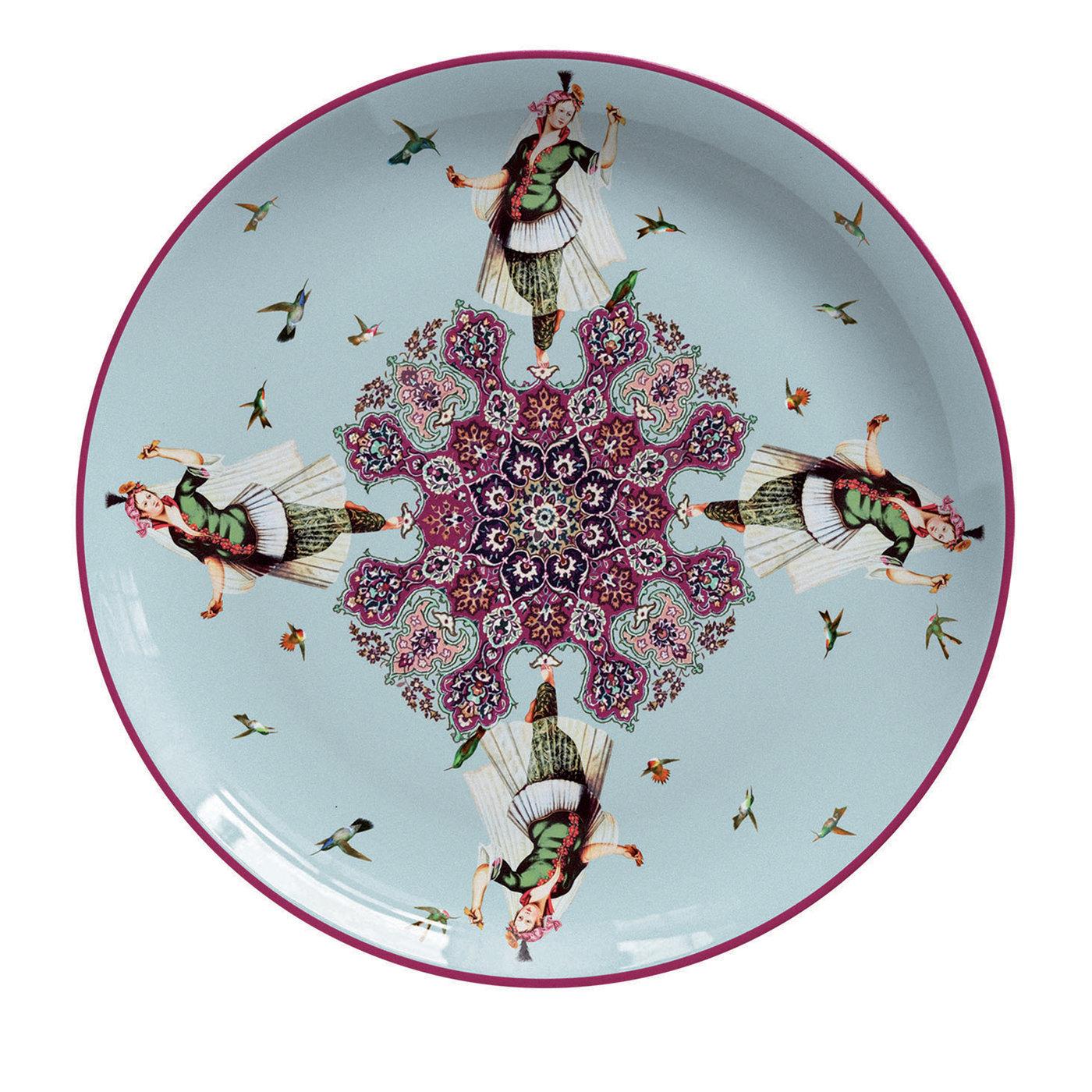 Este conjunto único, un complemento asombroso y refinado para cualquier hogar, consta de dos platos de postre que añadirán un toque de color y una delicada sensación de movimiento a cualquier mesa. El juego está fabricado en porcelana y forma parte