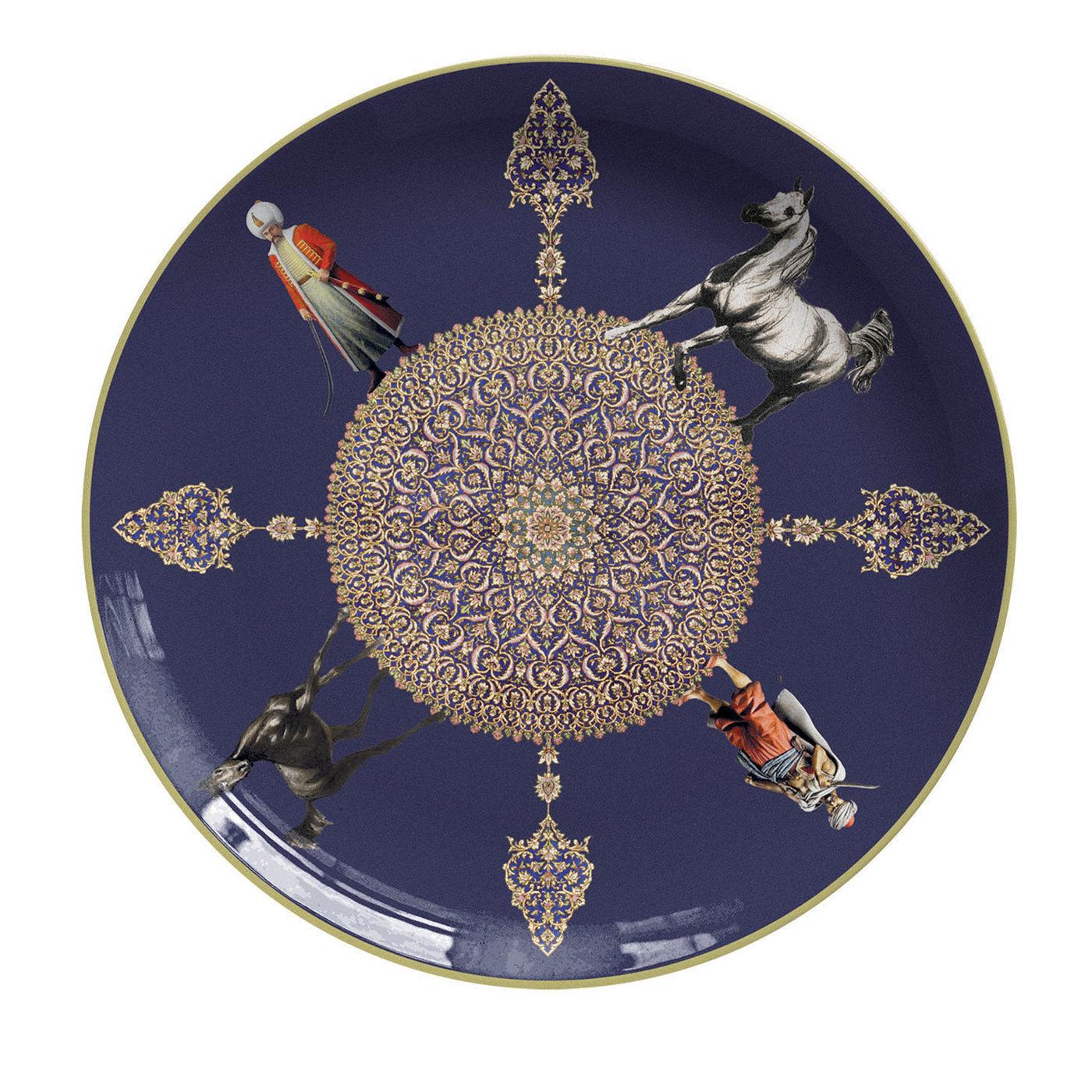 Ispirato alla sontuosa grandezza dell'antica capitale dell'Impero Bizantino, questo set di due piatti da dessert fa parte della collezione Costantinopoli che combina elementi astratti e naturalistici nei suoi 12 design distinti. Questa decorazione