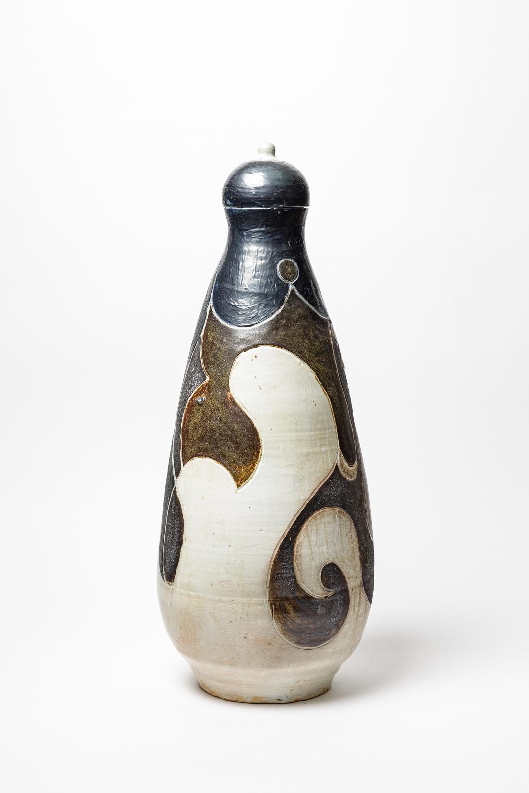 Vaso rivestito in porcellana di George Martin con decorazione geometrica.
Monogram dell'artista sulla base. 
Pezzo unico.
Circa 1970-1980.
H. : 27,2 x 9,8 pollici.
