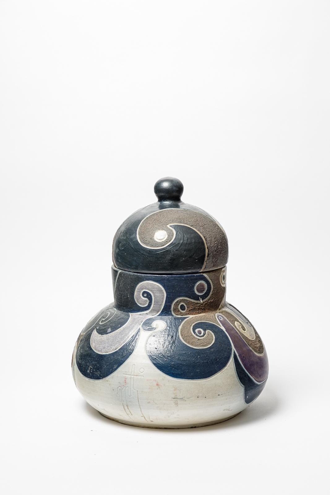 Vaso rivestito in porcellana di George Martin con decorazione geometrica.
Monogram dell'artista sulla base. 
Pezzo unico.
Circa 1970-1980.
H. : 16,5 x 13,8 pollici.
