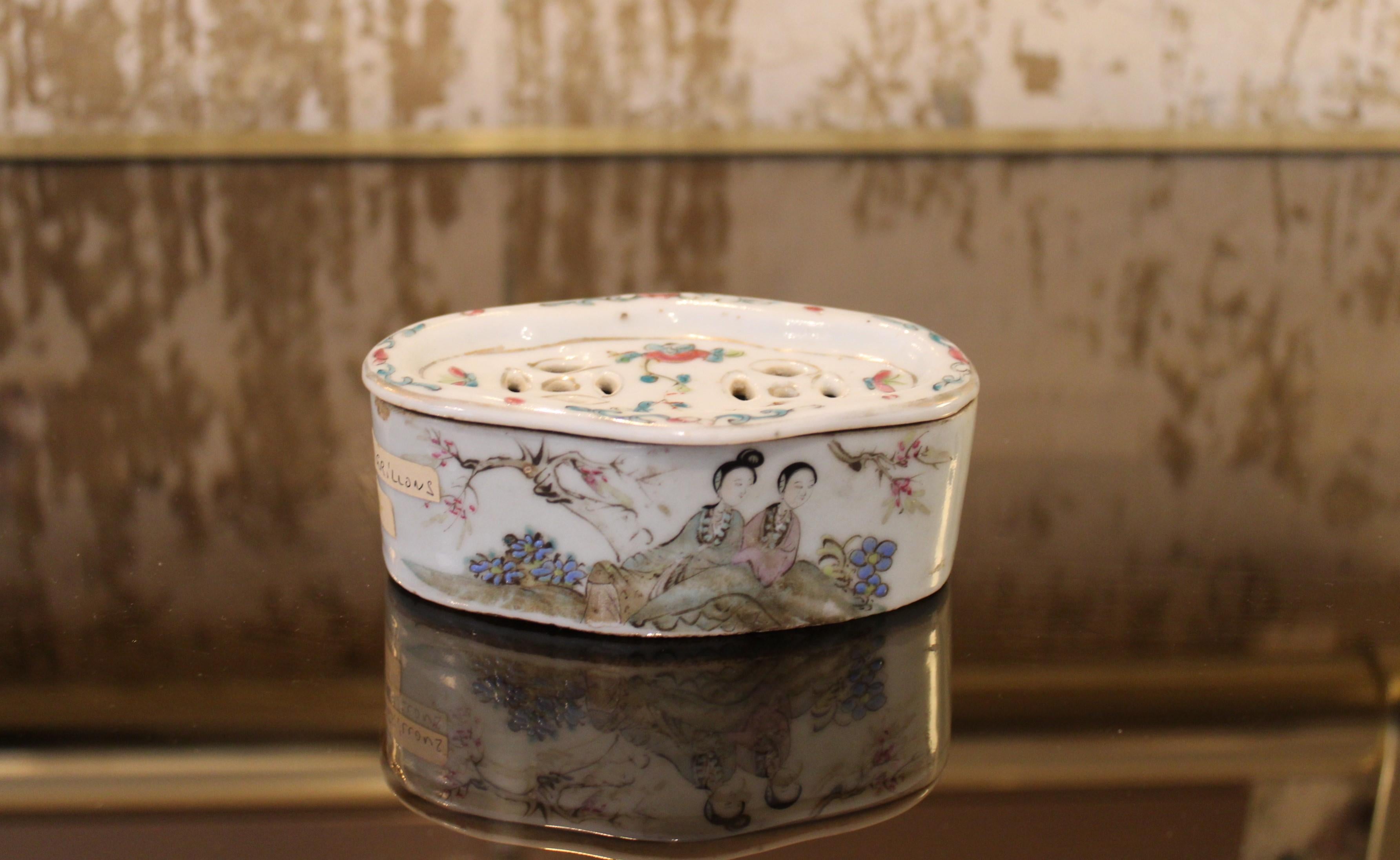 Chinese porcelain cricket box
19th century 