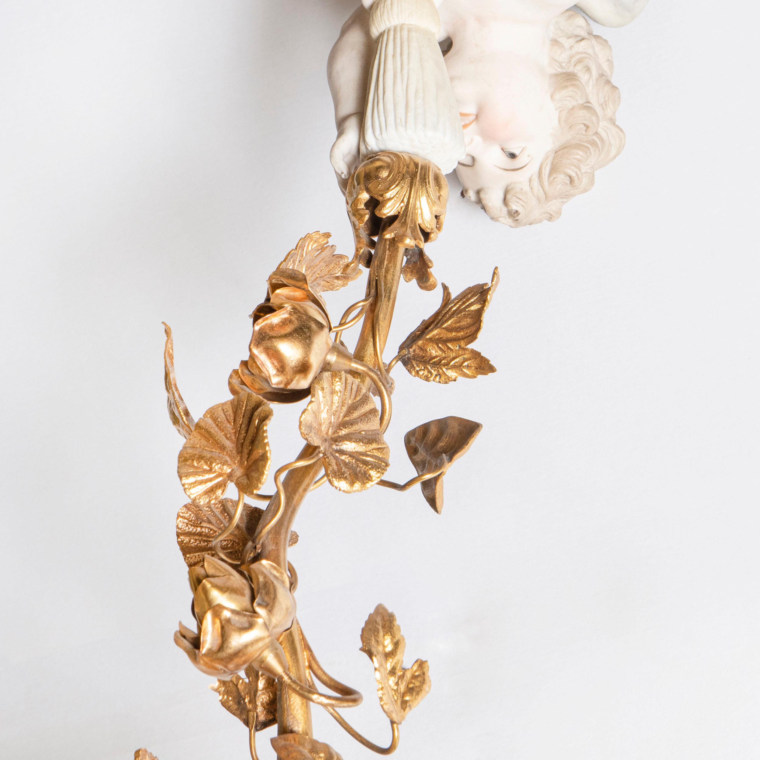 Anhänger aus Porzellan, Kristall und vergoldeter Bronze. Frankreich, Anfang des 20. Jahrhunderts. (Vergoldet) im Angebot