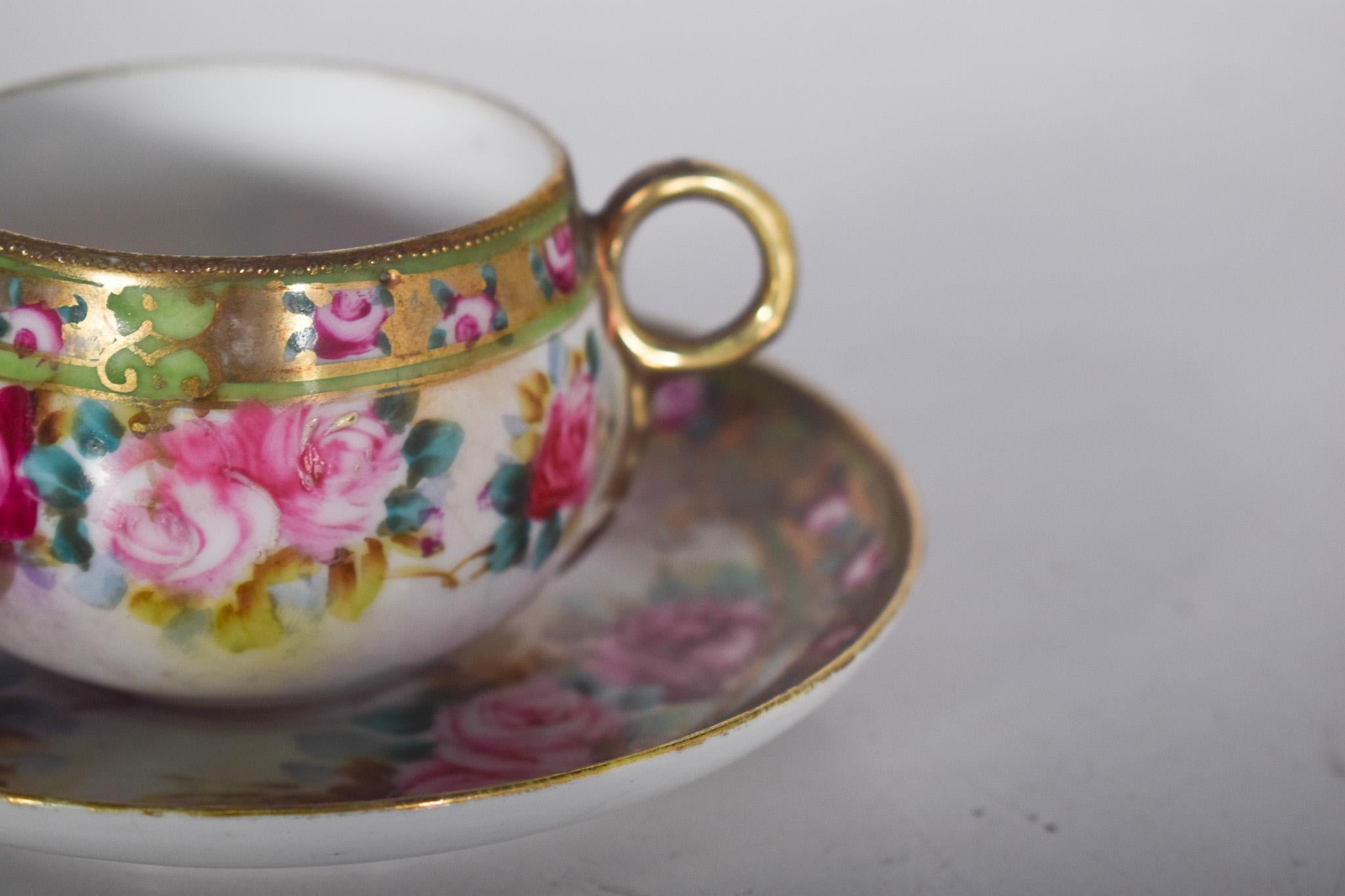 Britannique Tasse et soucoupe en porcelaine, designs de l'époque victorienne en vente