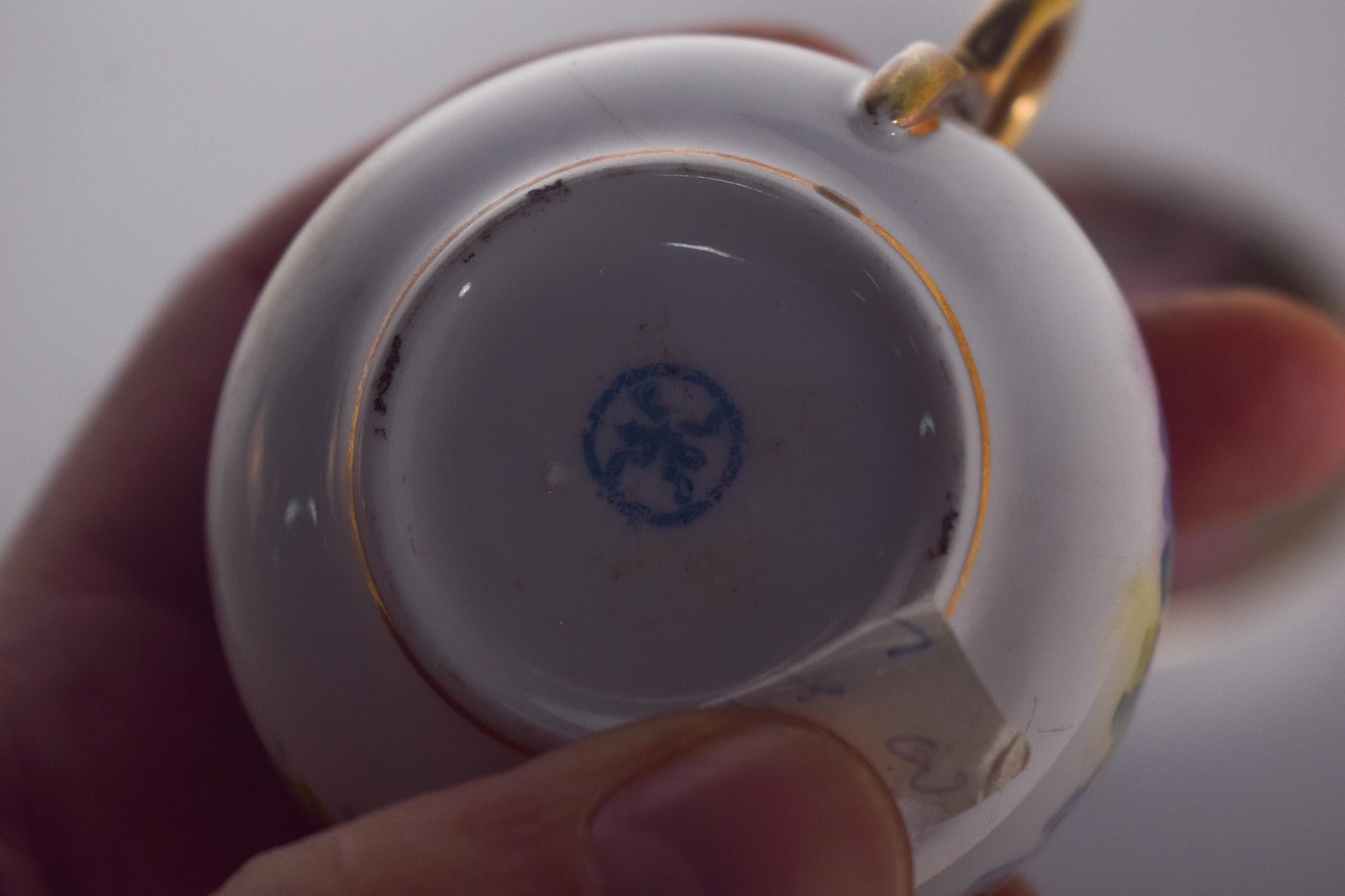 Tasse et soucoupe en porcelaine, designs de l'époque victorienne État moyen - En vente à Lisboa, Lisboa