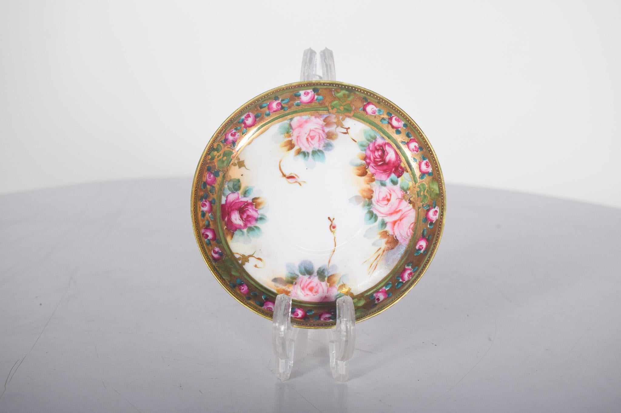 20ième siècle Tasse et soucoupe en porcelaine, designs de l'époque victorienne en vente