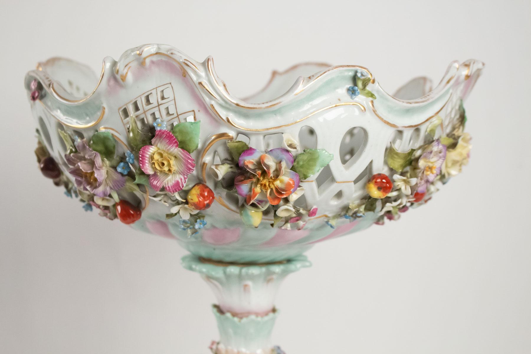 Porcelain cup, brand in bottom, 1900, spring dance, cut openwork, German porcelain
Measures: H 50cm, D 33cm.