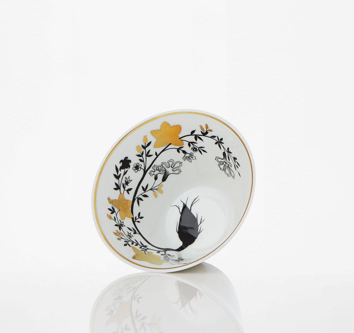 Safia Ouares, illustrator, interpreted her vison of nature on two cups. The first one : « Racines » (Roots), like the roots of the world.

Porcelain of Limoges extra fine.
Black and white serigraphy. 
Gold filet hand painting.
Diameter : 3.9