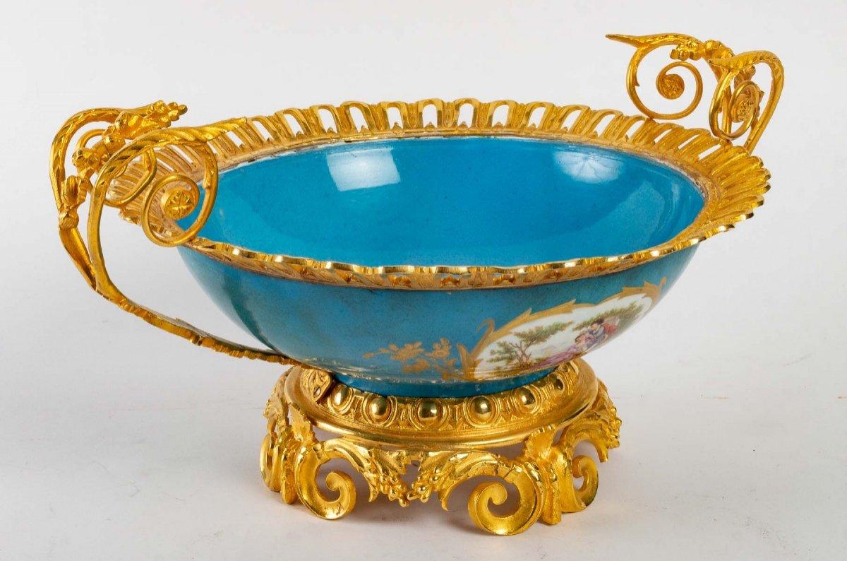 Porcelain cup of style Sèvres with painting of gallant scenes and gilded decorations, ornamentation in gilded bronze
Late 19th century, Napoleon III period.
In perfect condition
Measures: H cup: 16 cm, H bronze: 21 cm, W: 42 cm, D: 32 cm.
