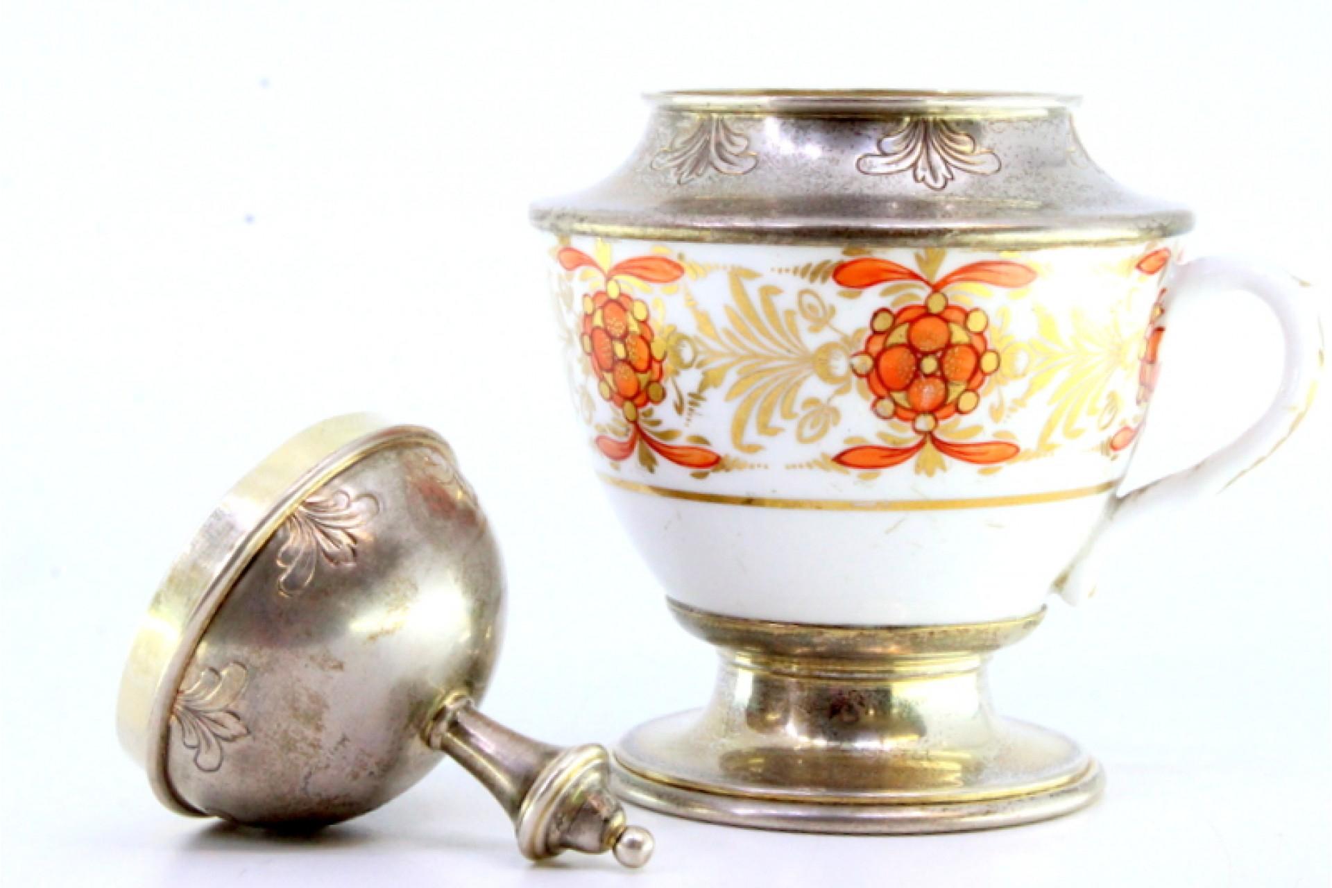Européen Porcelain cup w/ silver knob on the lid & circular base w/ surrounding frieze en vente