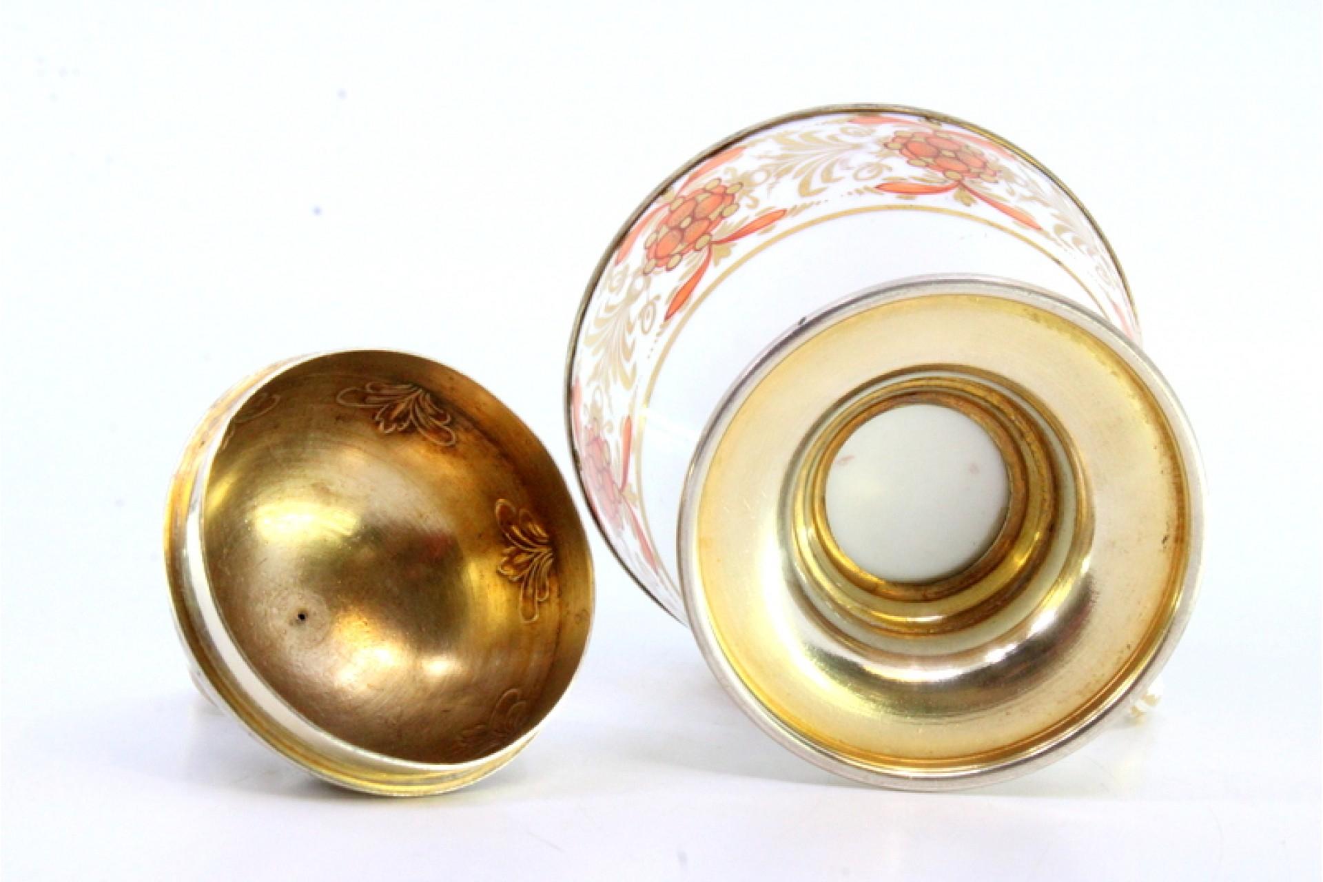 Porcelain cup w/ silver knob on the lid & circular base w/ surrounding frieze Bon état - En vente à Porto, PT