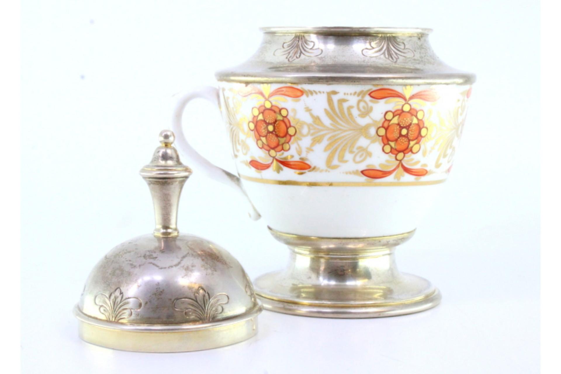 Argent Porcelain cup w/ silver knob on the lid & circular base w/ surrounding frieze en vente