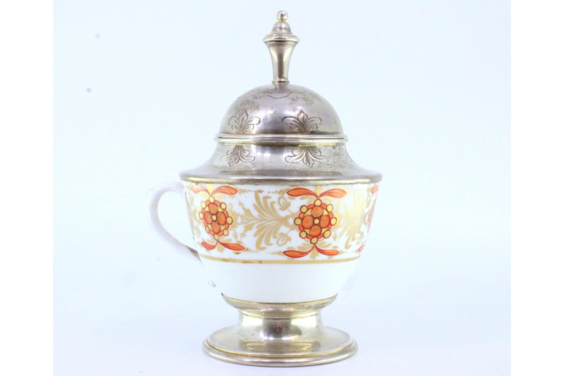 Porcelain cup w/ silver knob on the lid & circular base w/ surrounding frieze en vente 1
