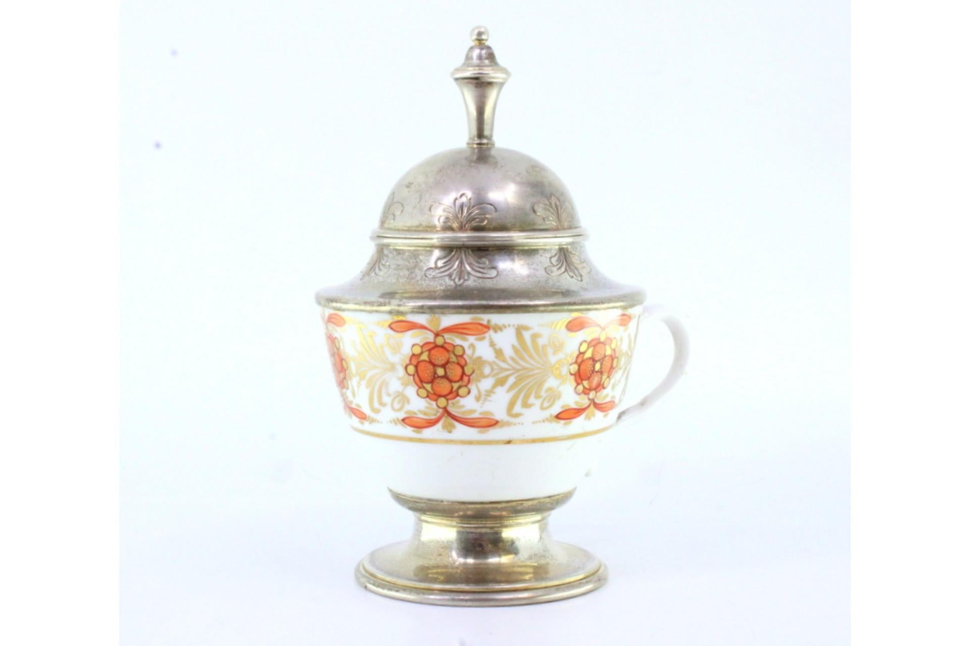 Porcelain cup w/ silver knob on the lid & circular base w/ surrounding frieze en vente 2