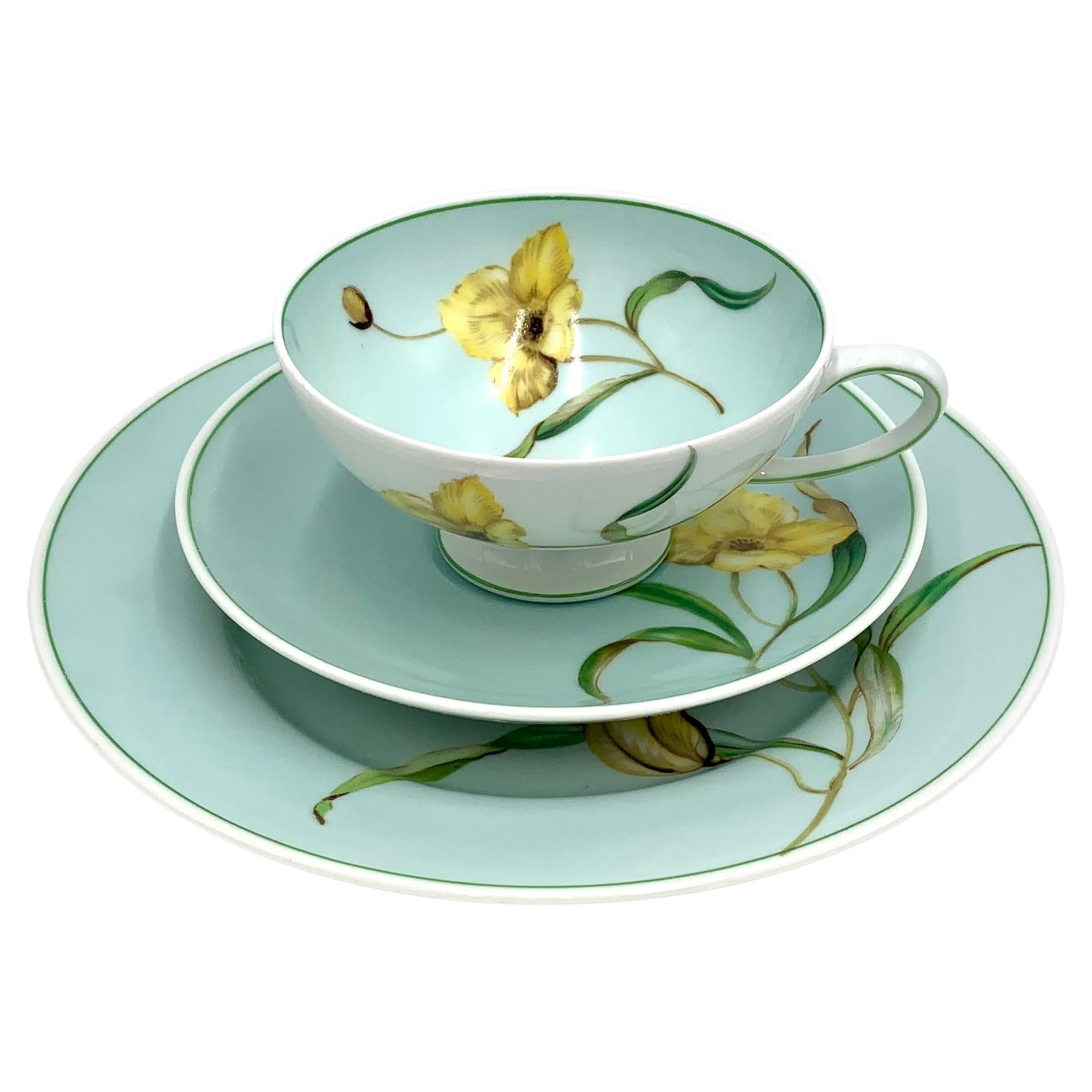 A beautiful blue breakfast set with a yellow daffodil flower motif. Signed Rosenthal, Selb-Germany. Without damages

Measures: Plate: diameter 20 cm

Stand: diameter 15 cm

A cup: height 5.5 cm, diameter 10 cm.