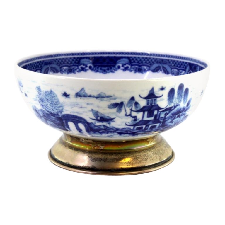 Porcelain cup with oriental scenes 
silver base, East India Co. ref en venta