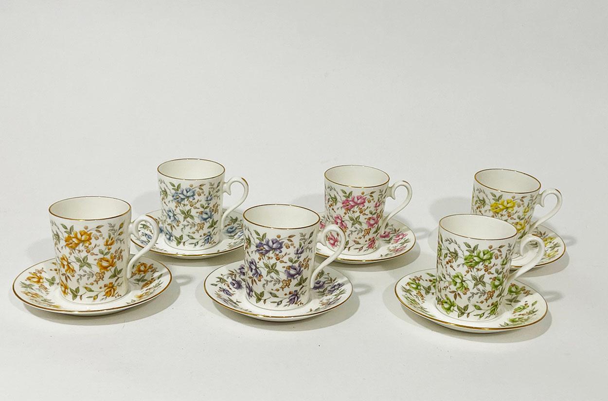 Tasses et soucoupes en porcelaine de la série English Royal Albert « Rose Chintz », 1982

Six tasses et soucoupes en porcelaine de différentes couleurs de Royal Albert 