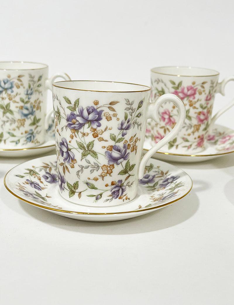 Anglais Tasses et soucoupes en porcelaine de la série English Royal Albert « Rose Chintz », 1982 en vente