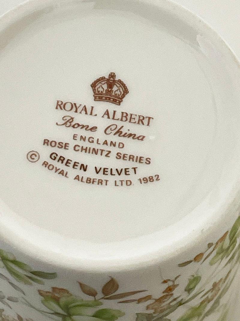 20ième siècle Tasses et soucoupes en porcelaine de la série English Royal Albert « Rose Chintz », 1982 en vente
