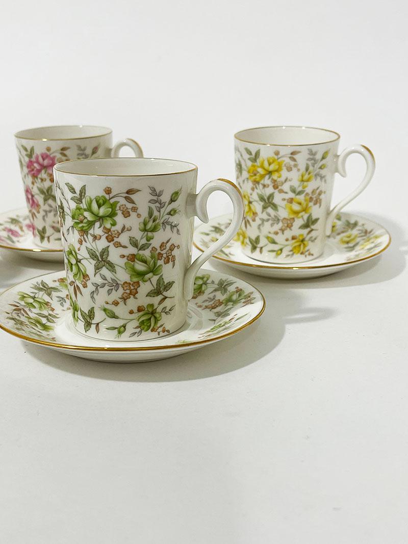 Tasses et soucoupes en porcelaine de la série English Royal Albert « Rose Chintz », 1982 en vente 1