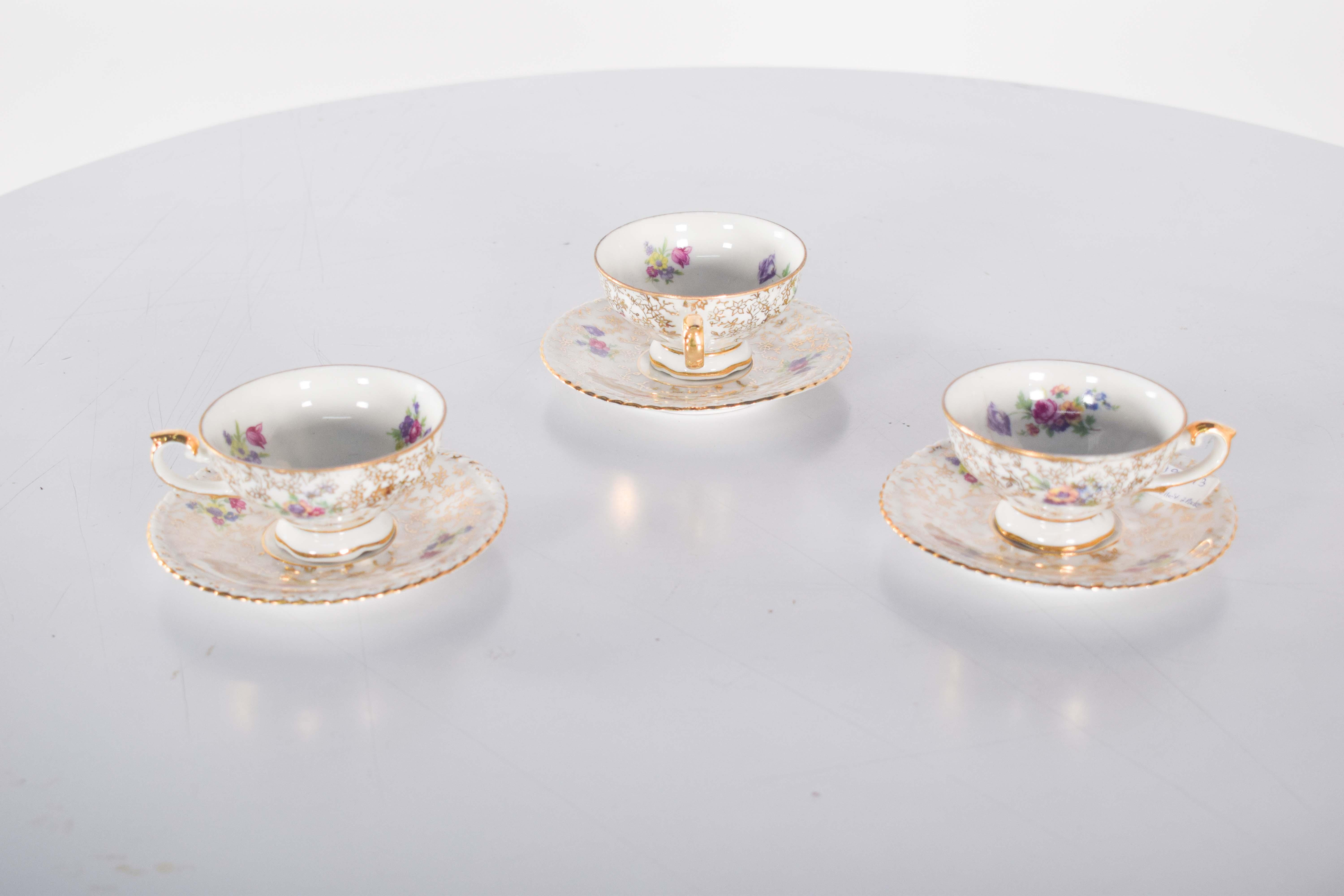 Three porcelain cups and saucers from Bavaria. Polychrome decoration with sprigs of flowers and rich gold, on white, inside sprigs of flowers.
Set of three elegant porcelain cups and saucers, featuring a refined design and full of details that
