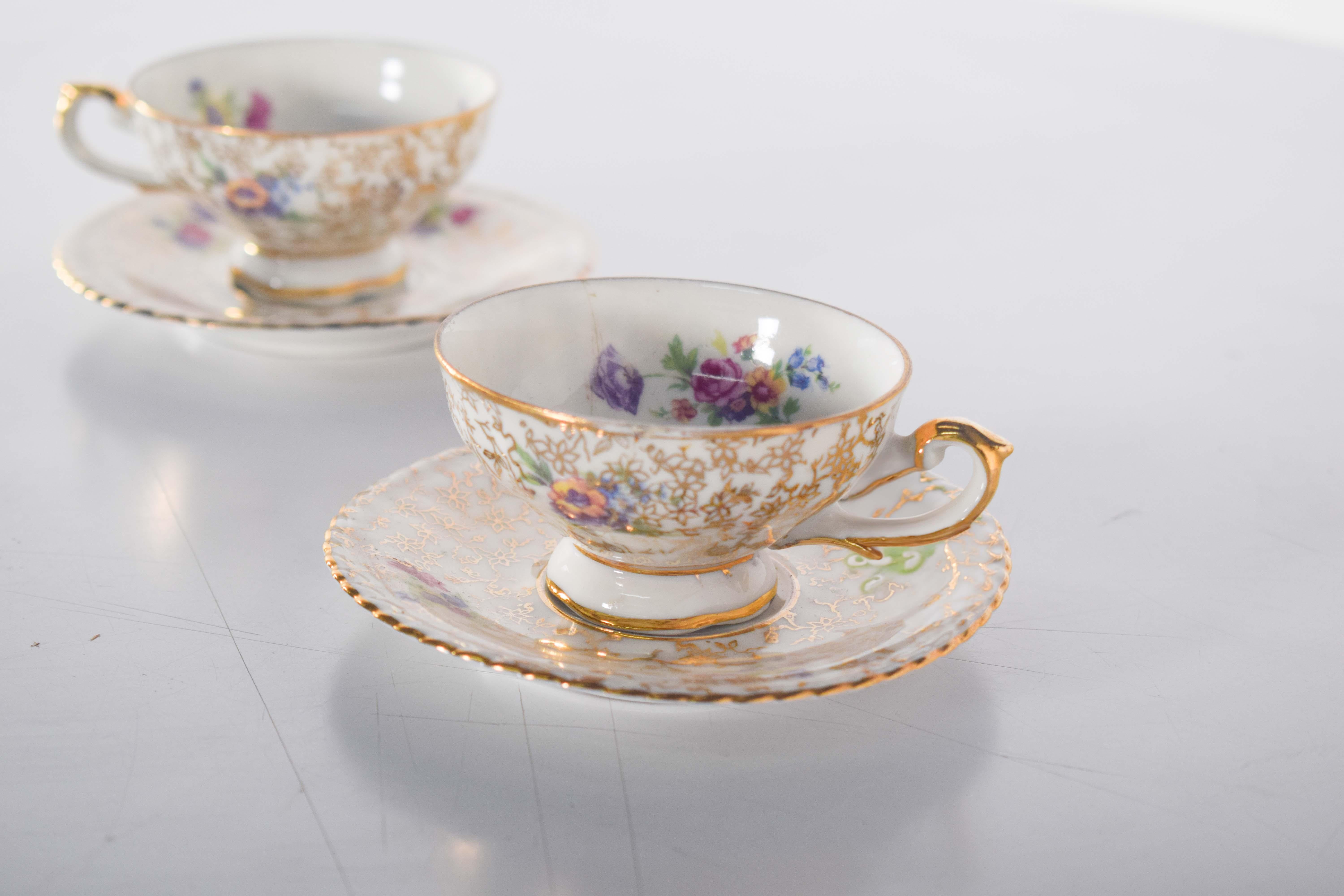 20th Century Porcelain Cups and Saucers from Bavaria For Sale