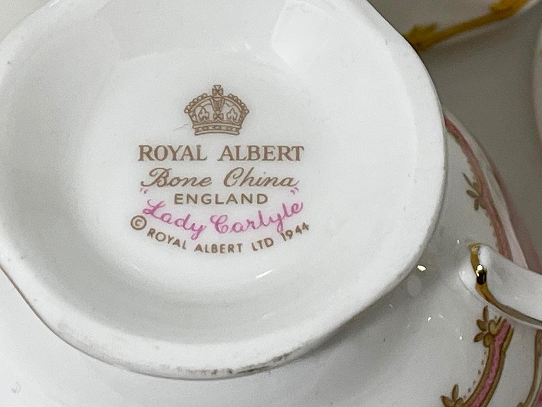 English Porcelain cups and saucers from Royal Albert For Sale