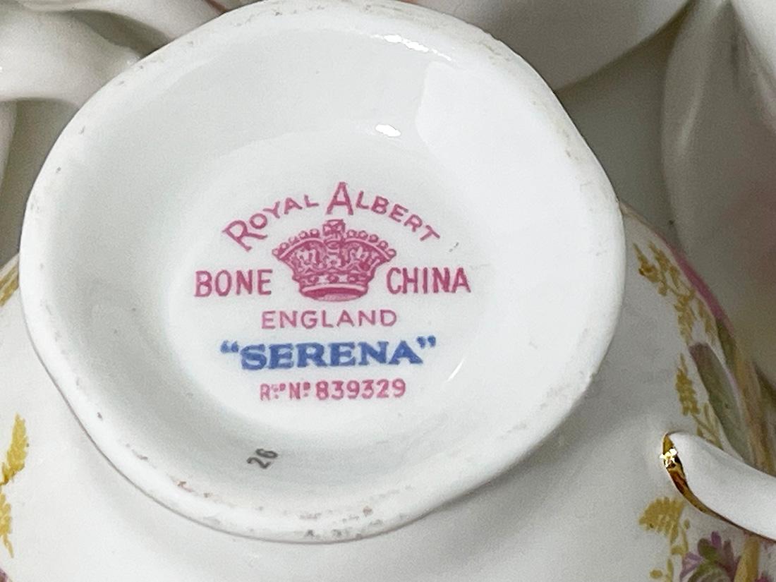 Porcelain cups and saucers from Royal Albert In Good Condition For Sale In Delft, NL
