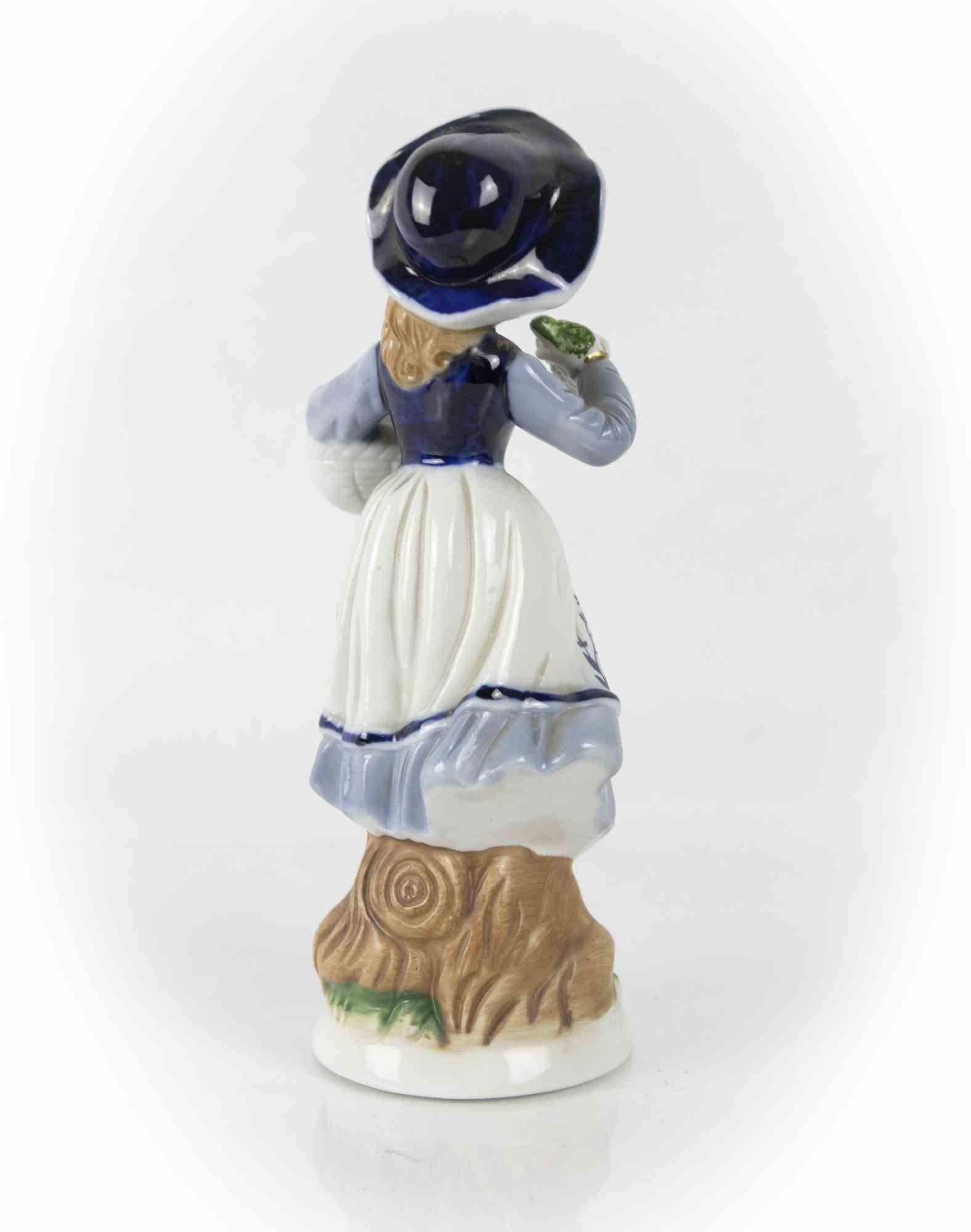 La dame en porcelaine est un objet décoratif original réalisé dans la moitié du XXe siècle.

Marqué sous la base.