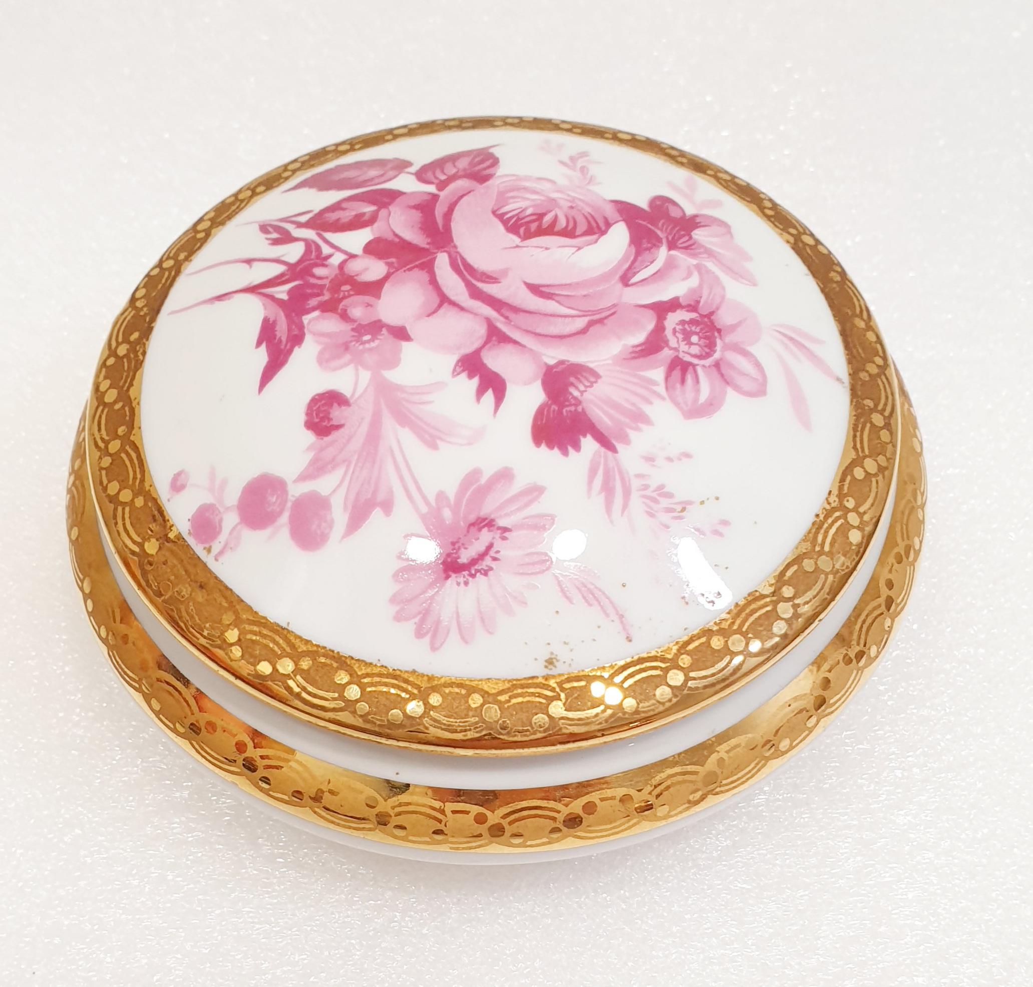 Porcelain De Limoges France Trinket Box 22k gold Hand applied accent
Very nice De Limoges porcelain trinket box. Charmingly decorated with painted roses on the lid and embossed gold band on the bowl.
Perfect gift for your special