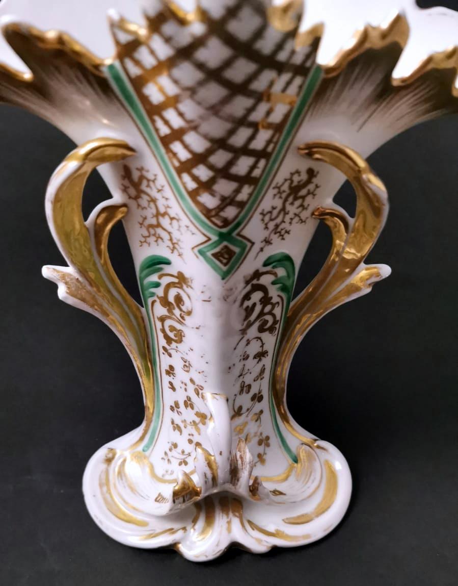 Hand-Crafted Porcelain De Paris French Wedding Vase For The Church For Sale
