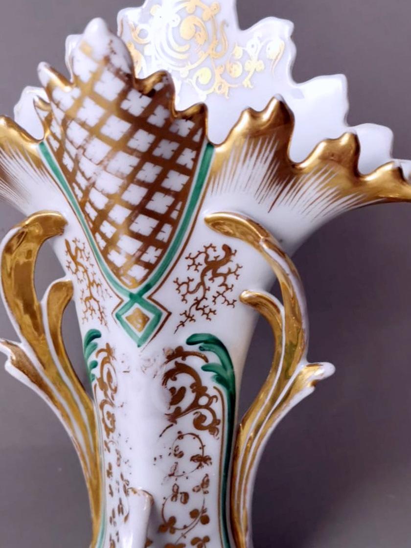 19th Century Porcelain De Paris French Wedding Vase For The Church For Sale