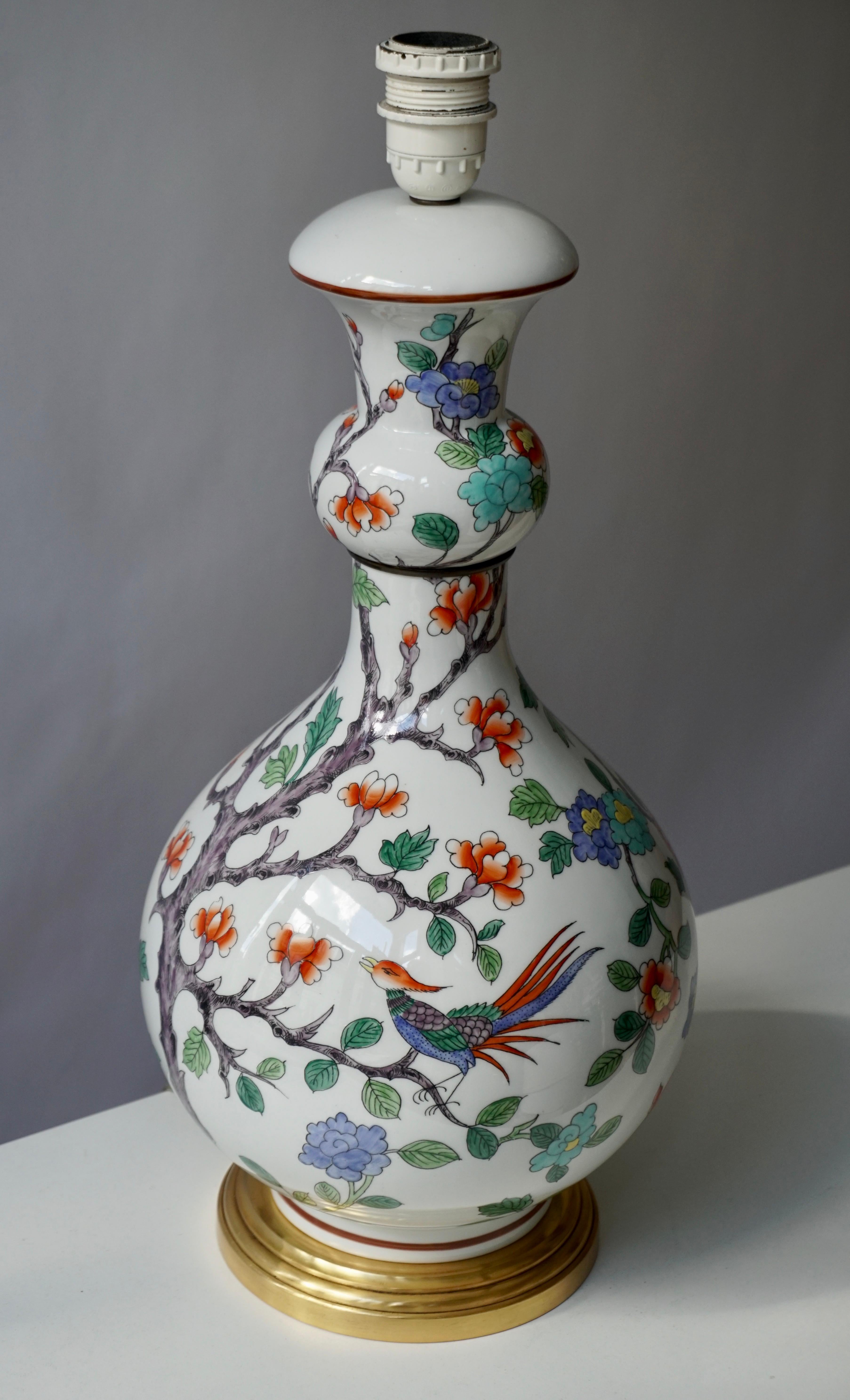 Hollywood Regency Lampe oiseau à fleurs en porcelaine de Paris peinte à la main en vente