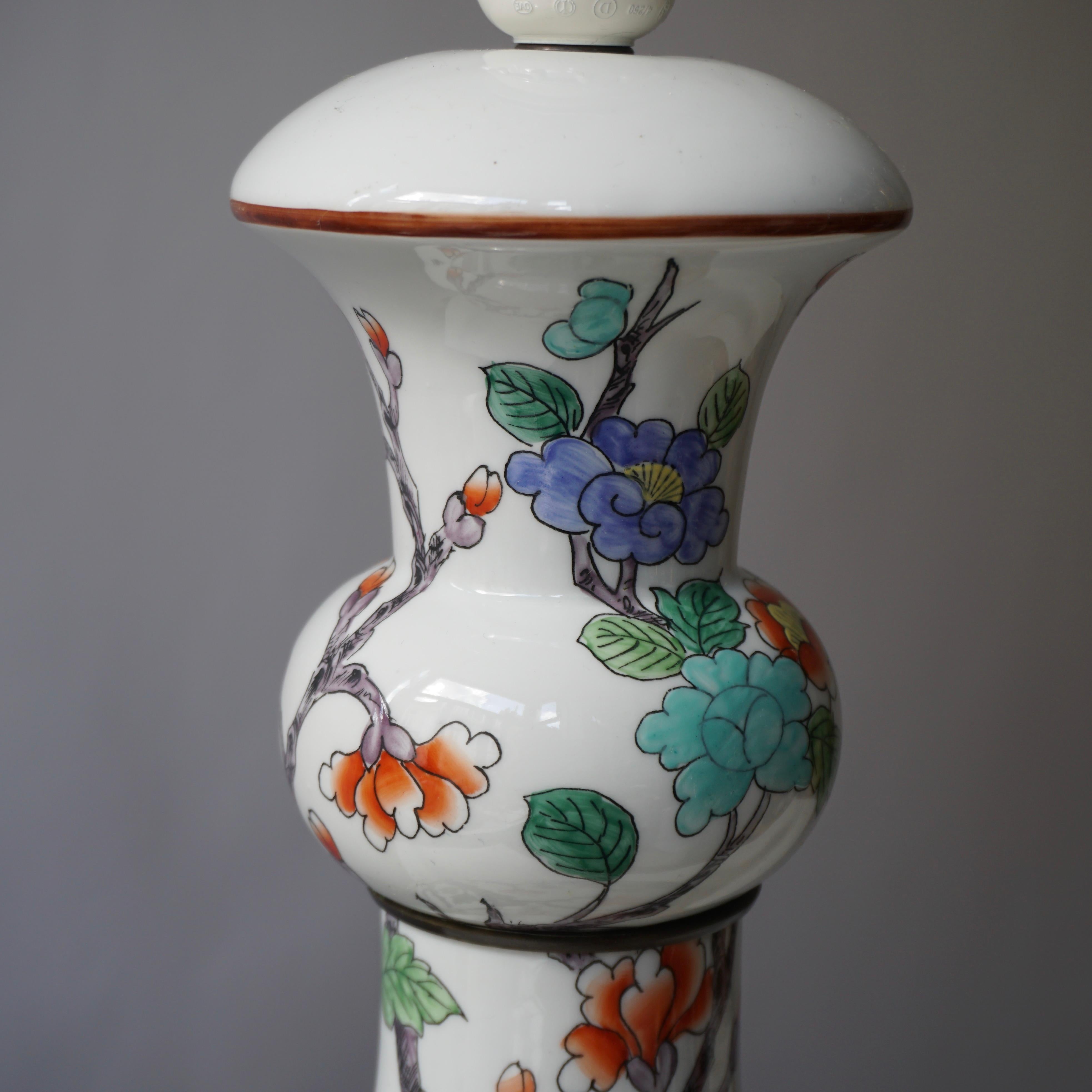 Laiton Lampe oiseau à fleurs en porcelaine de Paris peinte à la main en vente