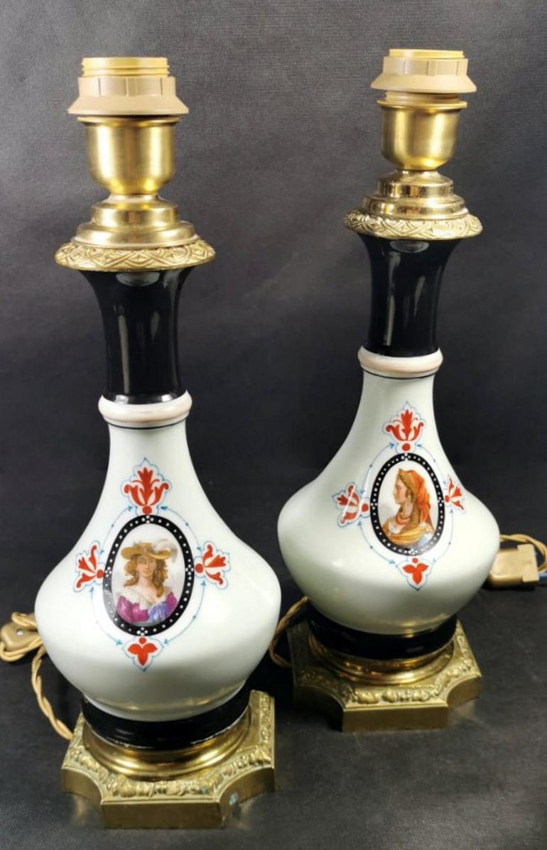 We kindly suggest you read the whole description, because with it we try to give you detailed technical and historical information to guarantee the authenticity of our objects.
Originally these lamps were oil lamps, over time the mechanism with the