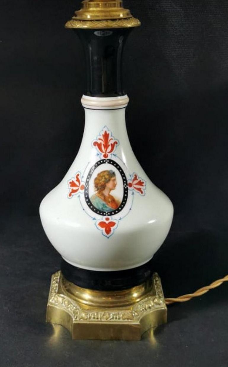 Porcelaine de Paris Par de Lámparas de Aceite Francesas Napoleón III 'Sin Pantalla' Dorado en venta