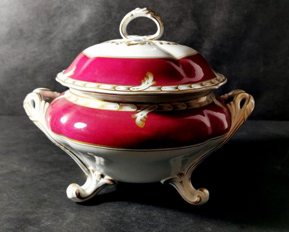 We kindly suggest you read the whole description, because with it we try to give you detailed technical and historical information to guarantee the authenticity of our objects.
Elegant French porcelain tureen with lid; it has the classic round