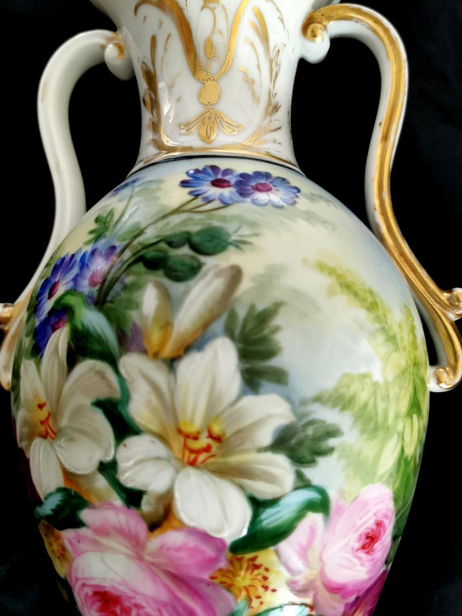 Porcelaine de Paris Napoleón III Pareja de jarrones franceses pintados a mano en venta 3