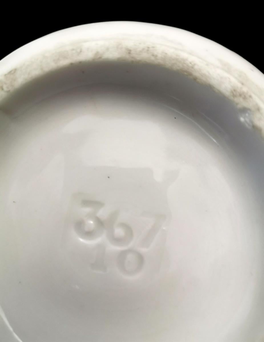 Porcelaine de Paris Napoleón III Pareja de jarrones franceses pintados a mano en venta 9